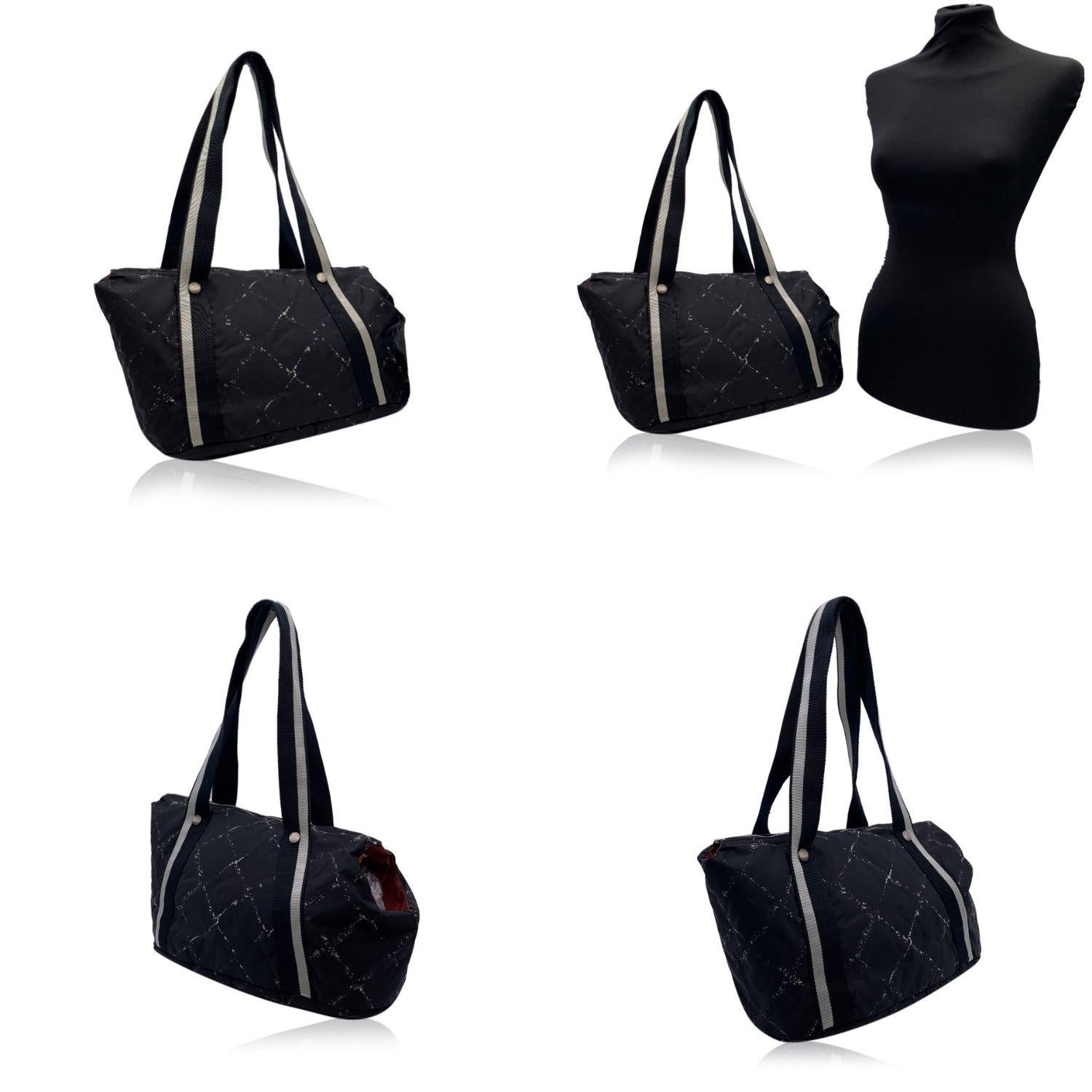 Chanel Black Nylon Old Travel Line Hundetransporttasche. Zeitraum/Epoche: Ende der 90er Jahre. Nylon-Leinwand. Silberne Metallbeschläge. Flache Griffe aus Segeltuch, oberer Reißverschluss. Innen rot. CHANEL