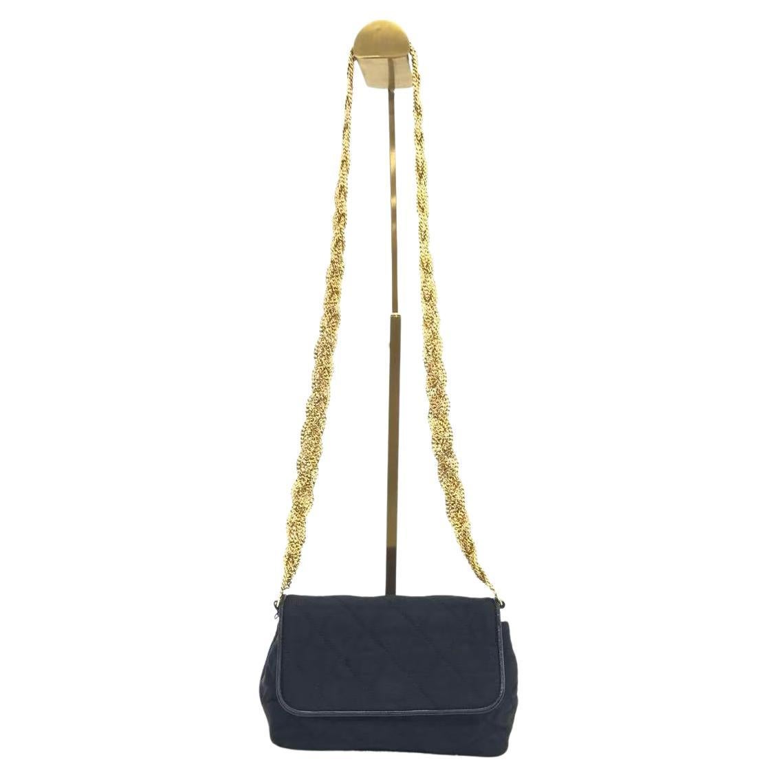 Chanel Vintage - Sac à rabat en nylon noir avec bandoulière en chaîne dorée tissée
