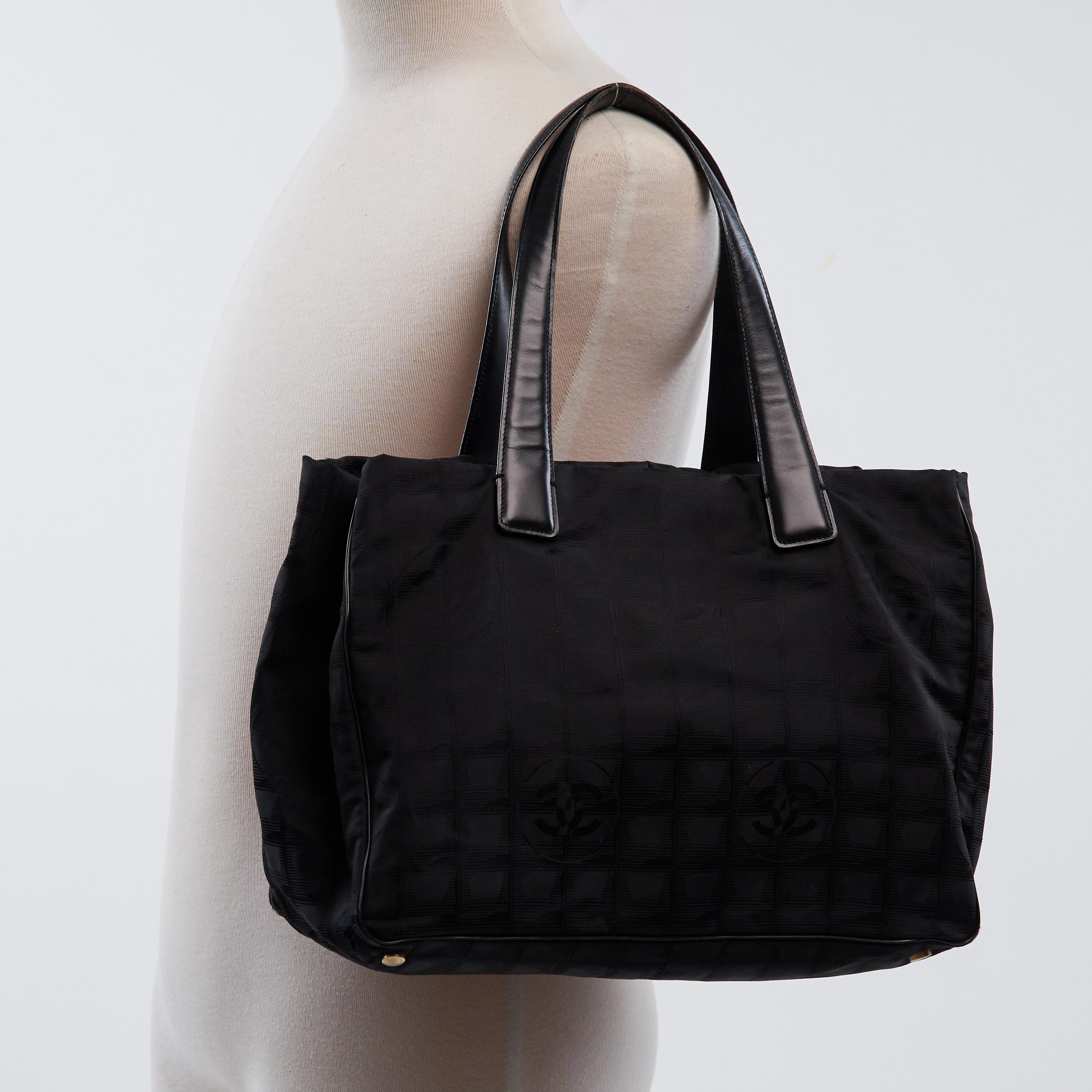 Chanel Vintage Black Nylon Travel Line Tote Bag (Circa 2005) In Good Condition For Sale In Montreal, Quebec