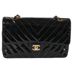 Chanel Vintage Schwarze Chevron Medium Klappentasche aus Lackleder