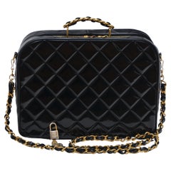 CHANEL Vintage Schwarze Große Vanity Handtasche mit Riemen X Schloss aus Lackleder
