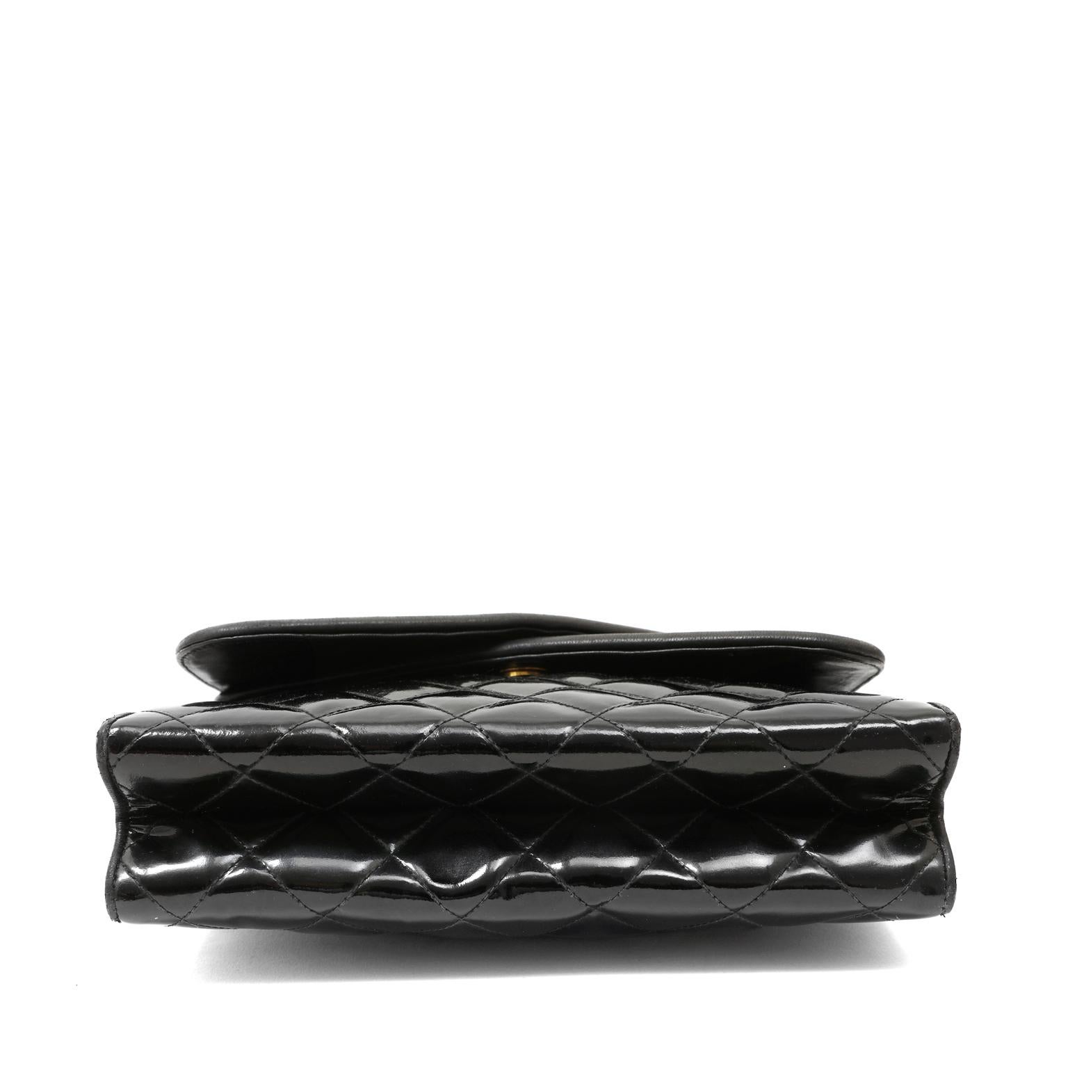 Chanel Vintage Umhängetasche aus schwarzem Lackleder mit doppelter Klappe 3