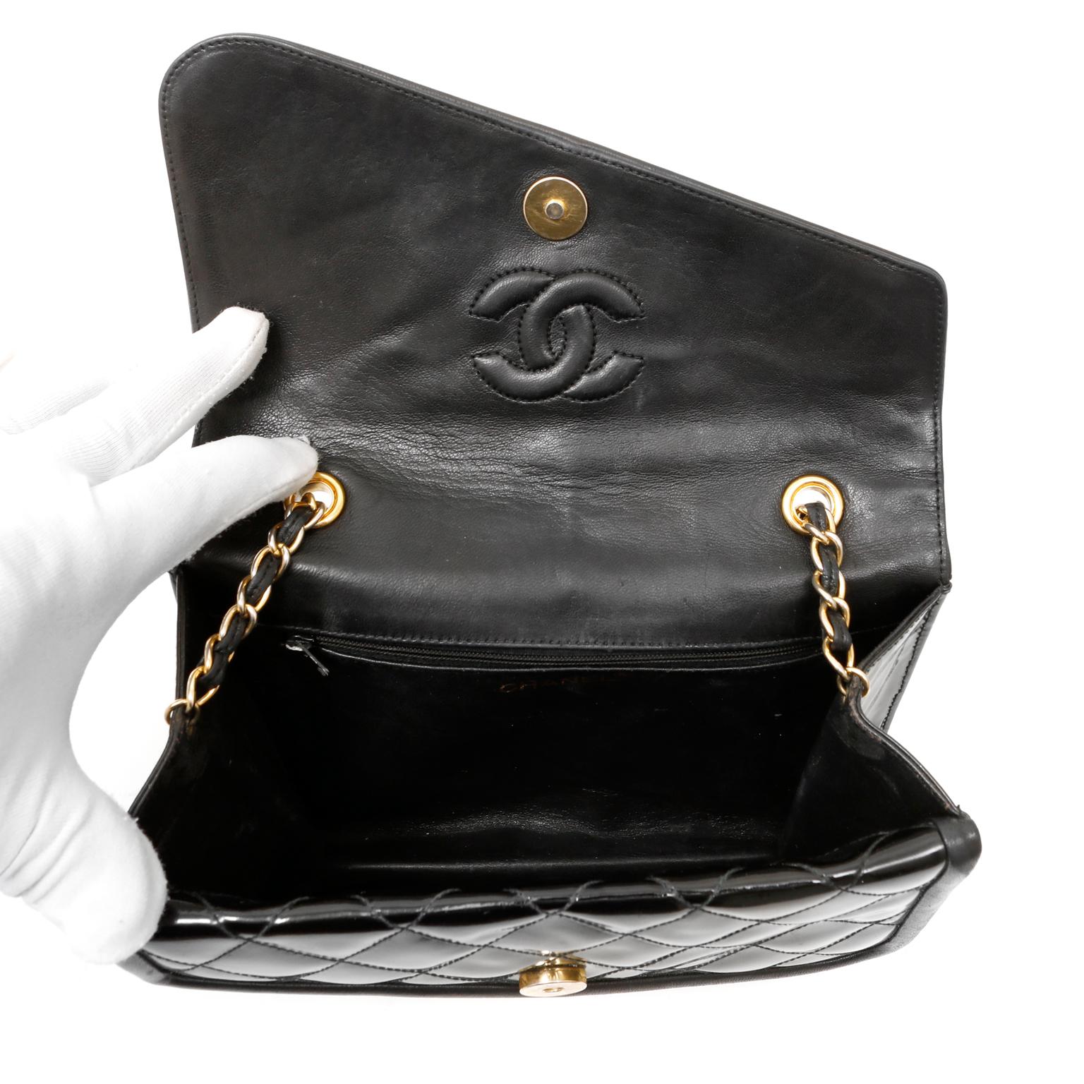 Chanel Vintage Umhängetasche aus schwarzem Lackleder mit doppelter Klappe 4