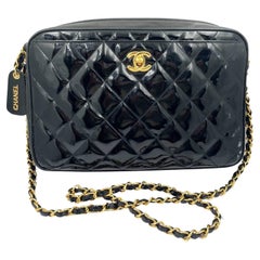 Chanel vintage en cuir verni noir, grand sac à main avec appareil photo  