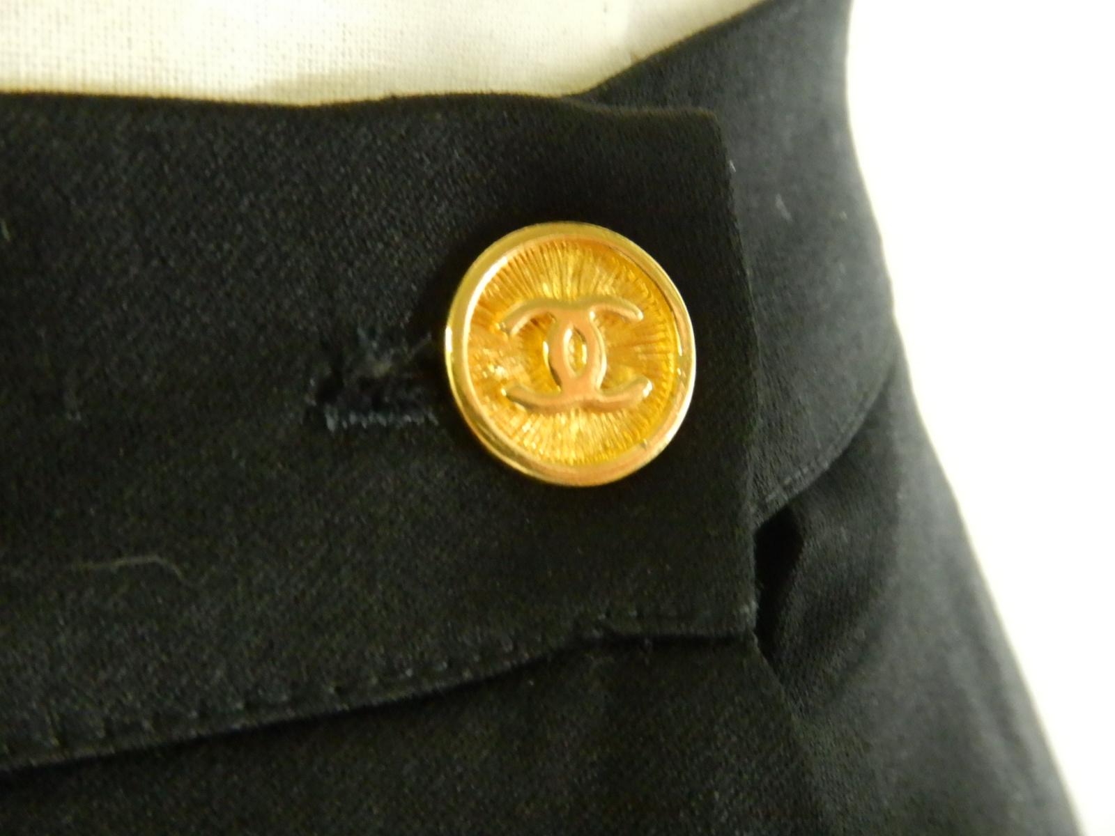 Chanel Vintage Schwarzer plissierter Rock mit goldfarbenem CC-Logo-Knöpfen im Angebot 1
