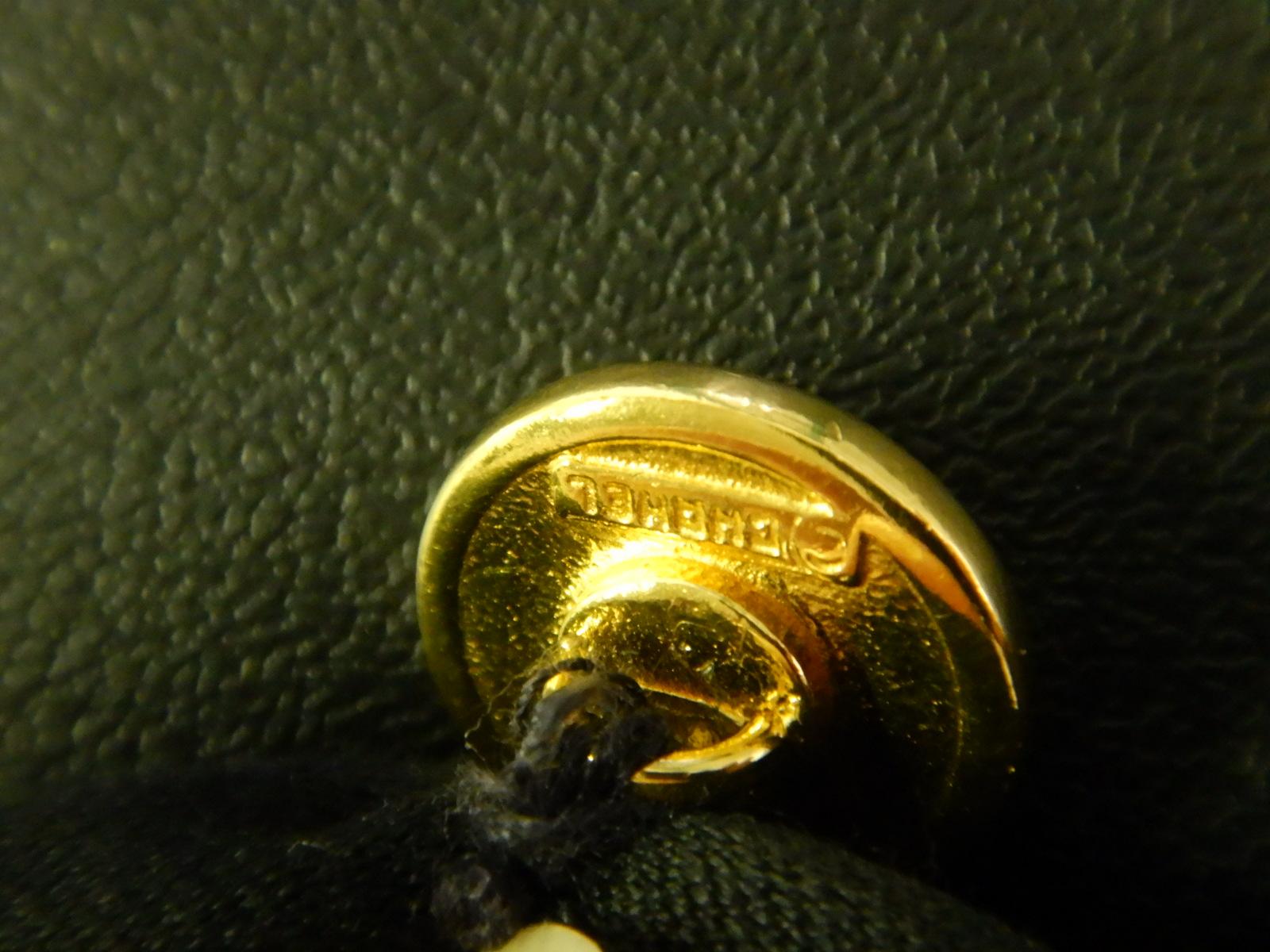 Chanel Vintage Schwarzer plissierter Rock mit goldfarbenem CC-Logo-Knöpfen im Angebot 3