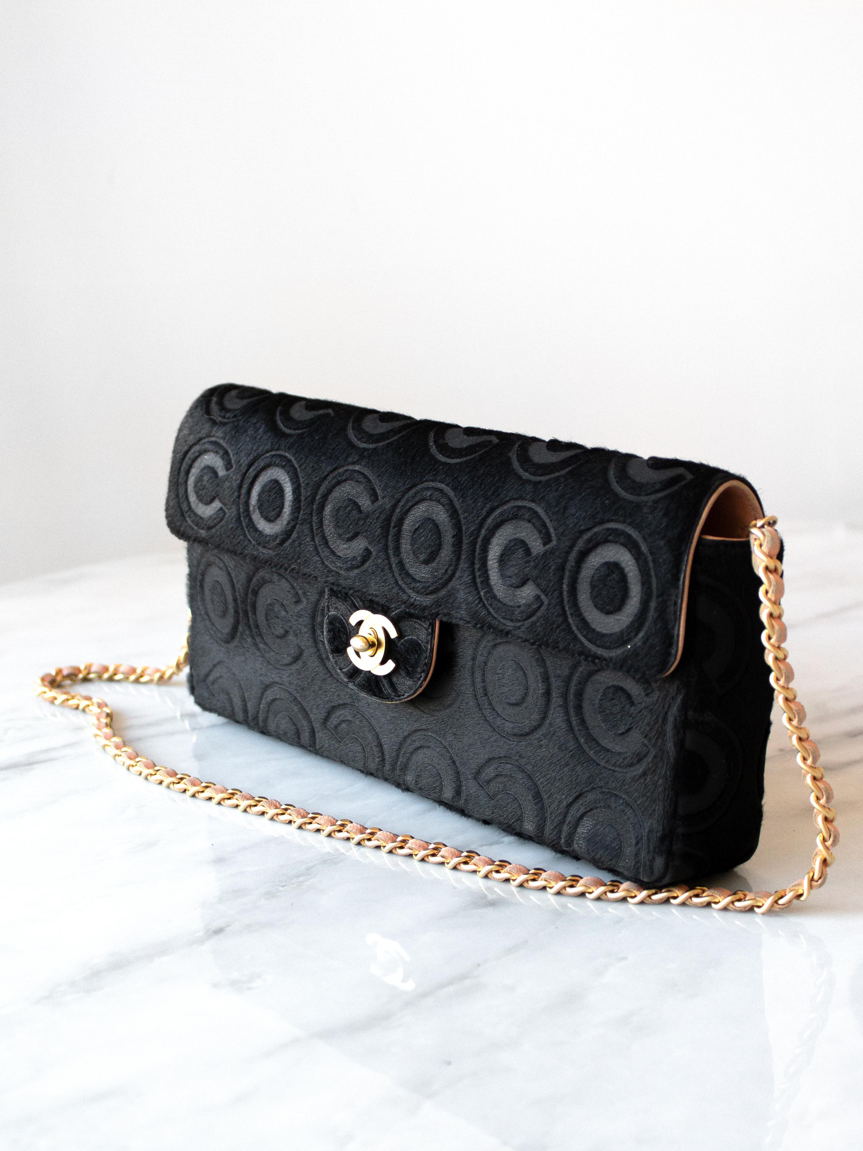 Dies ist eine authentische CHANEL Pony Hair Coco East West Flap in schwarz, das perfekte Sammlerstück. Diese stilvolle Tasche aus feinem schwarzem Ponyhaar mit goldenem Kettenglied-Schulterriemen und einem mattgoldenen Chanel CC-Drehverschluss auf