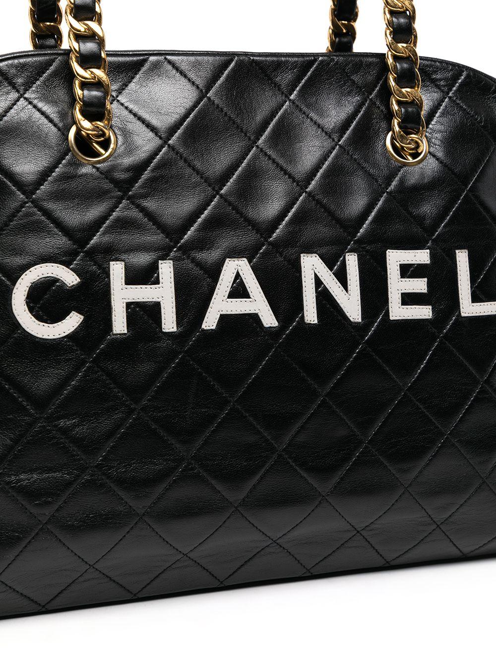 Chanel Vintage Sac bowling moyen en cuir d'agneau matelassé noir Unisexe en vente