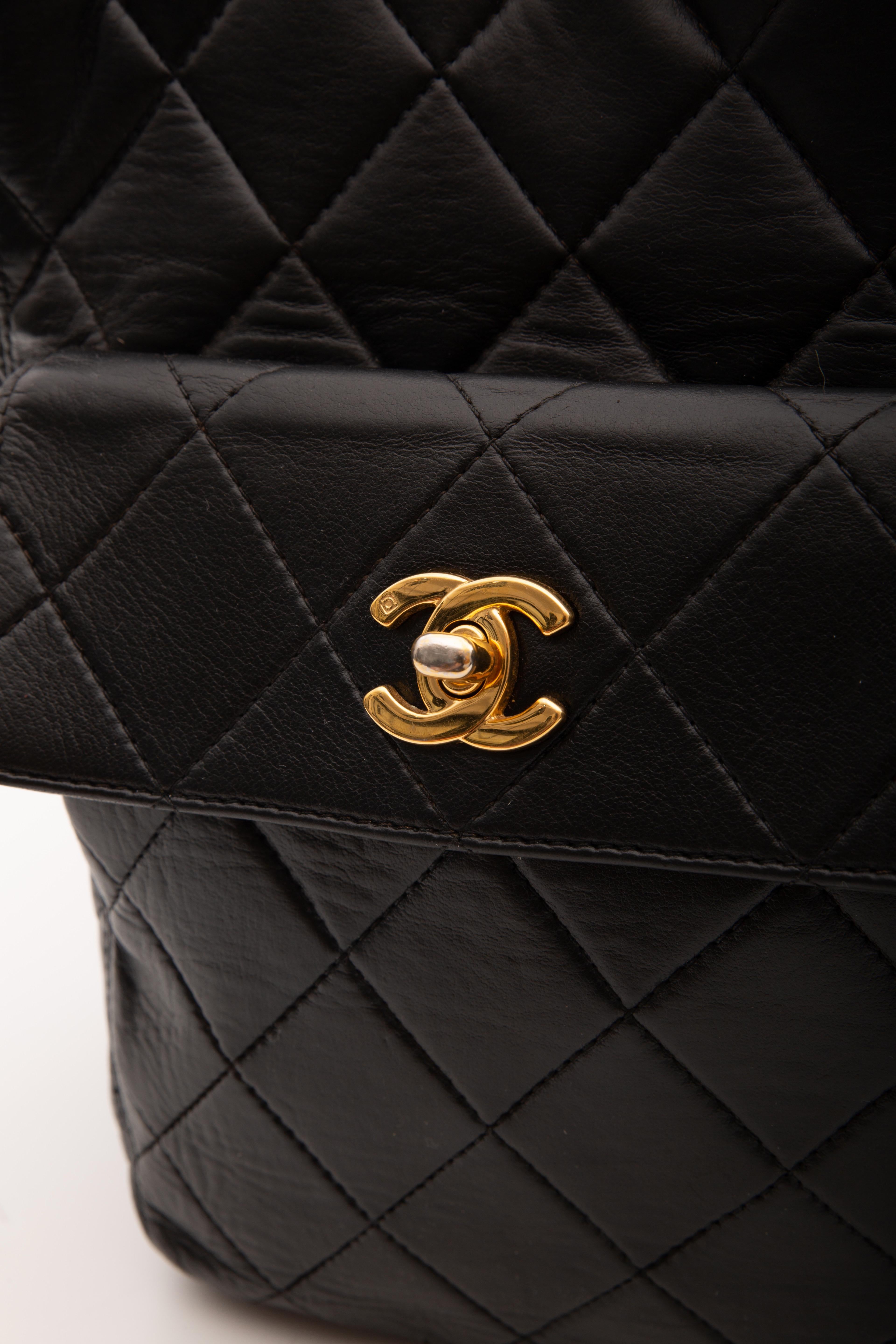 Chanel Vintage Black Quilted Lambskin Leather Tote Bag (Circa 1994) In Good Condition In Montreal, Quebec