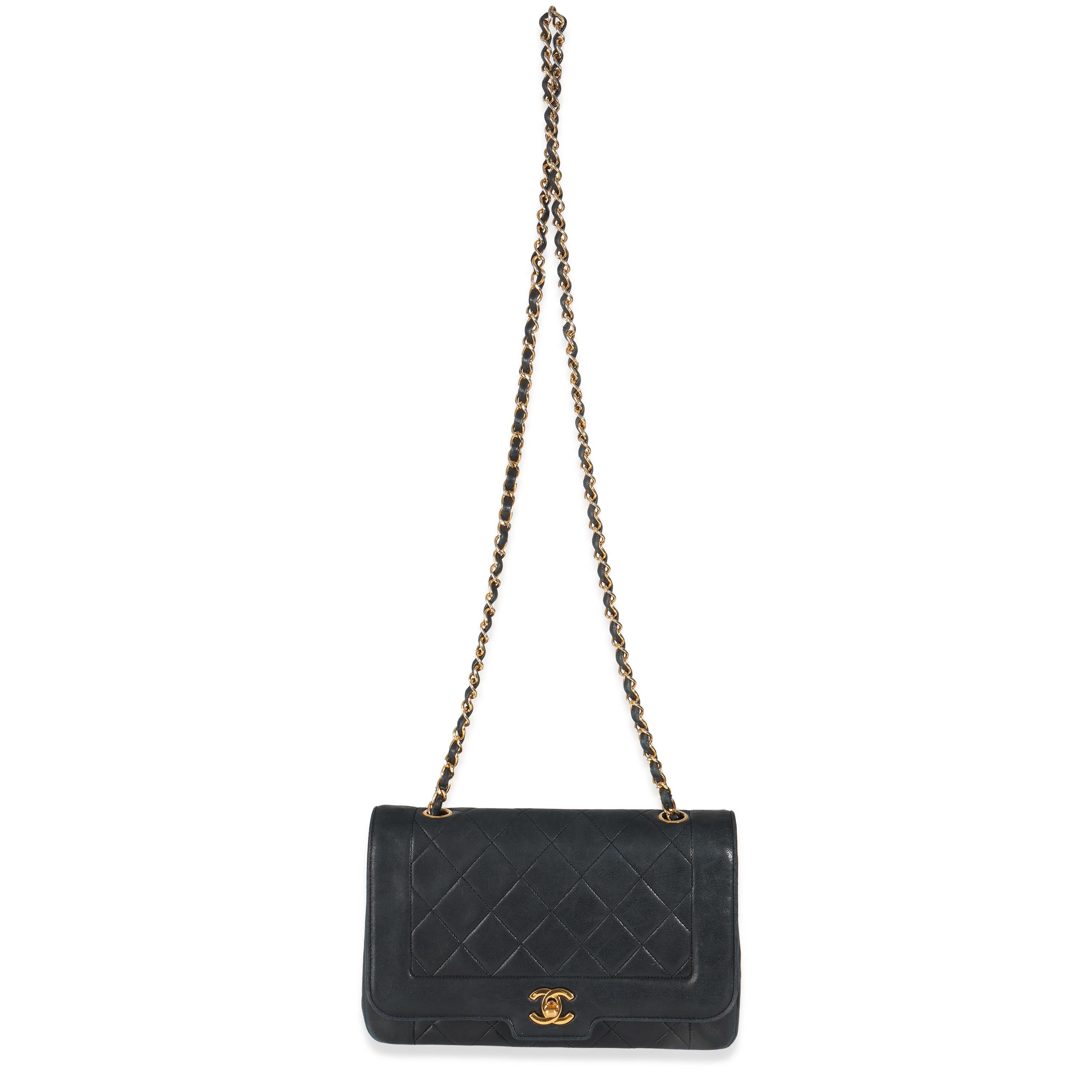 Chanel Vintage Schwarze Diana Tasche aus gestepptem Lammfell Medium mit einer Klappe im Angebot 2