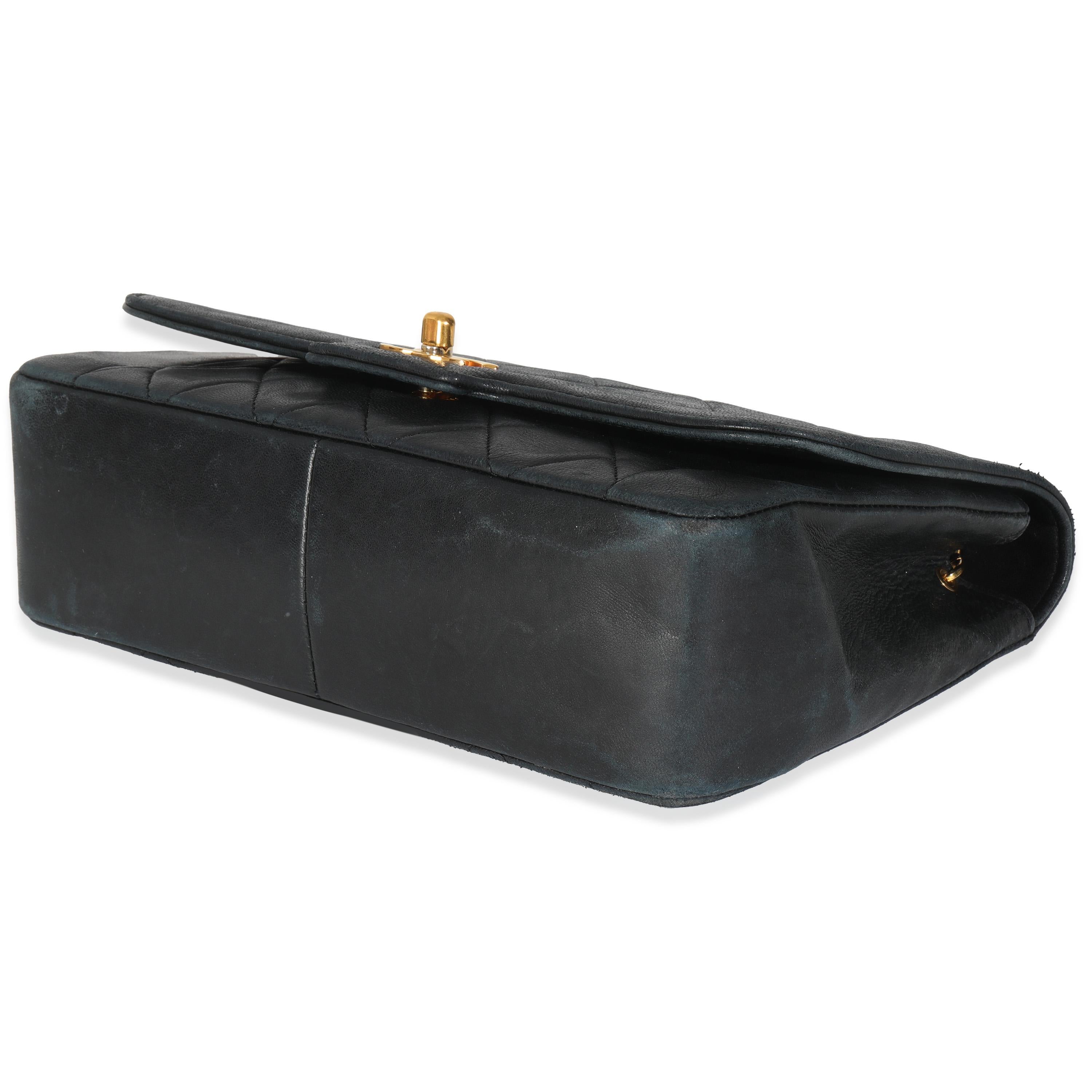 Chanel Vintage Schwarze Diana Tasche aus gestepptem Lammfell Medium mit einer Klappe im Angebot 3