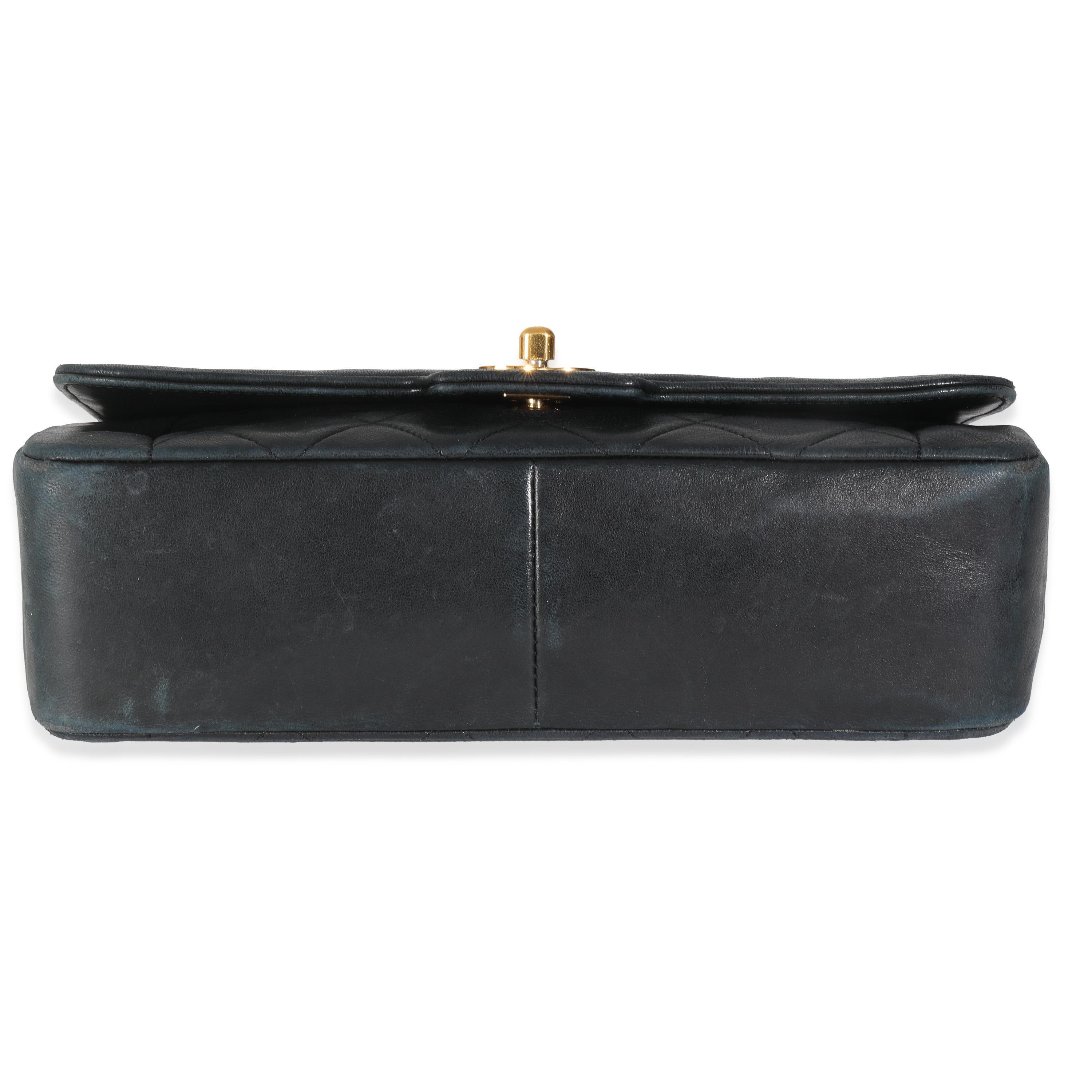 Chanel Vintage Schwarze Diana Tasche aus gestepptem Lammfell Medium mit einer Klappe im Angebot 4