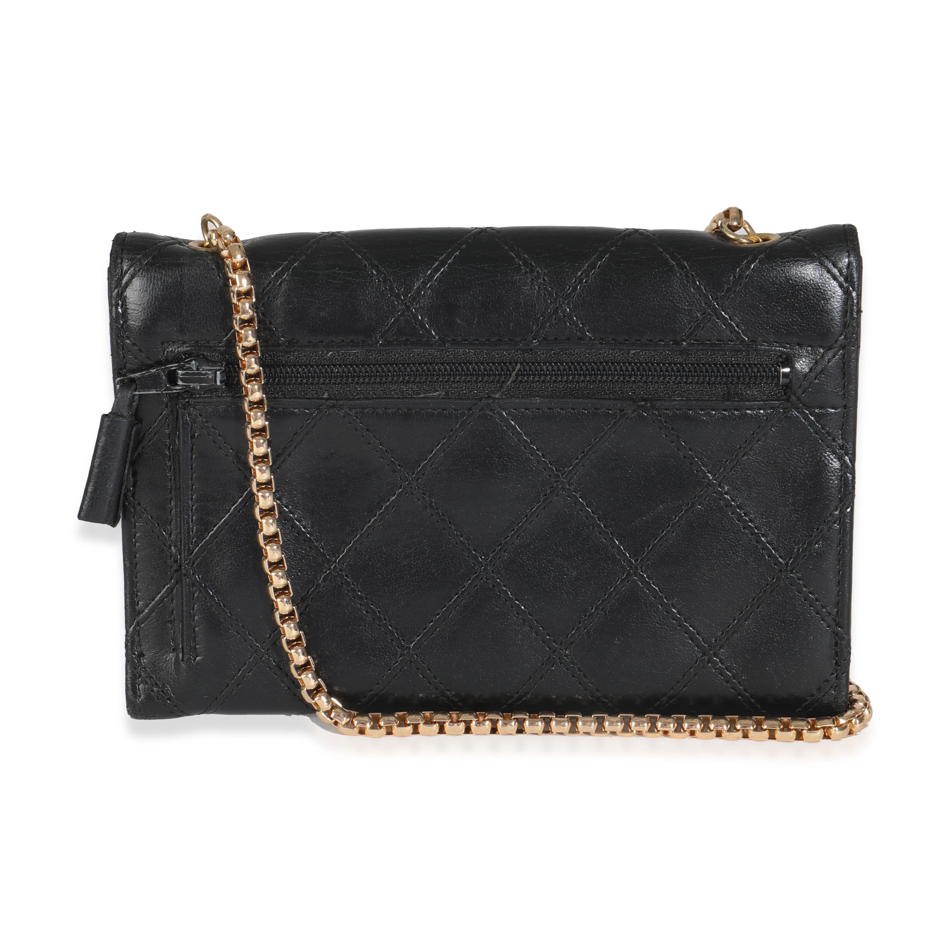 Titre de la liste : Chanel Vintage Black Quilted Lambskin Mini CC Clutch
SKU : Z145208
Condit : Usagé 
Condition du sac à main : Bon
Commentaires sur l'état : L'article est en bon état avec des signes apparents d'usure.  Les bords et les coins sont