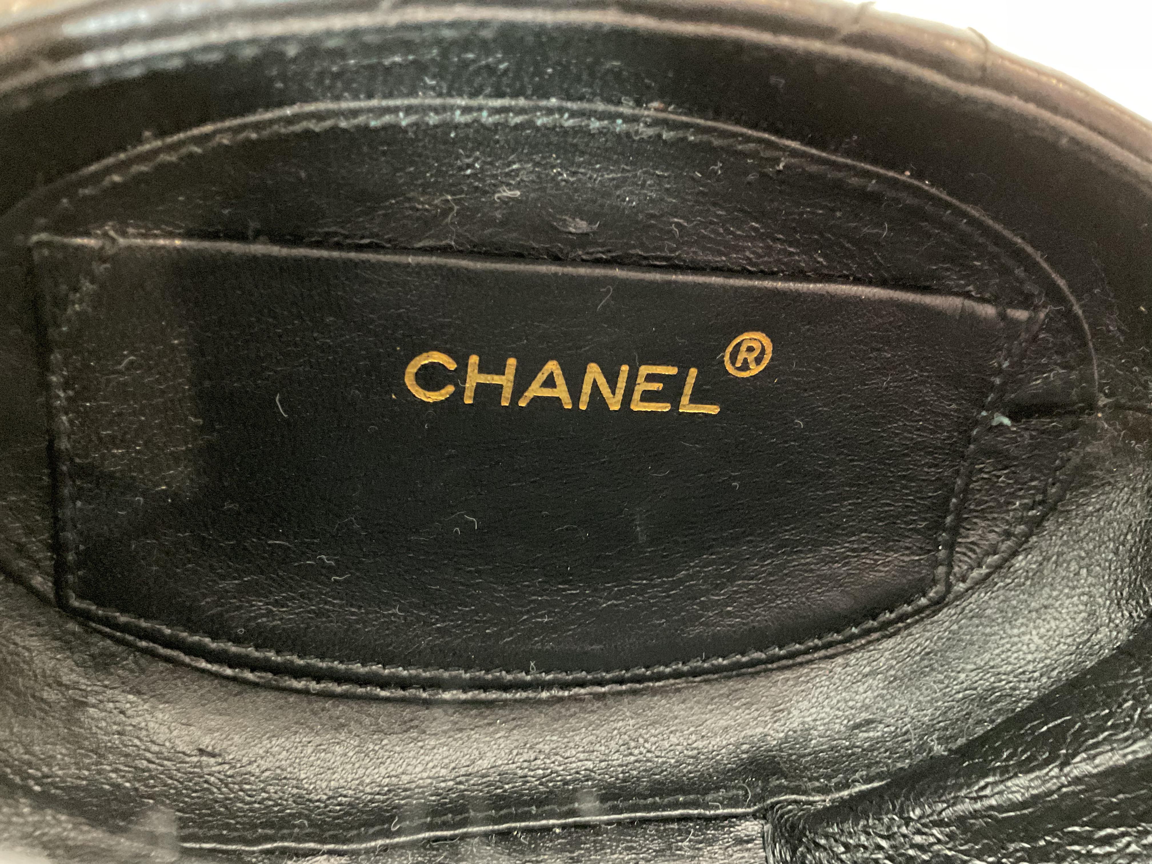 CHANEL Vintage Black Quilted Lambskin Oval Clutch w/ Logo Tassel For Sale 6
