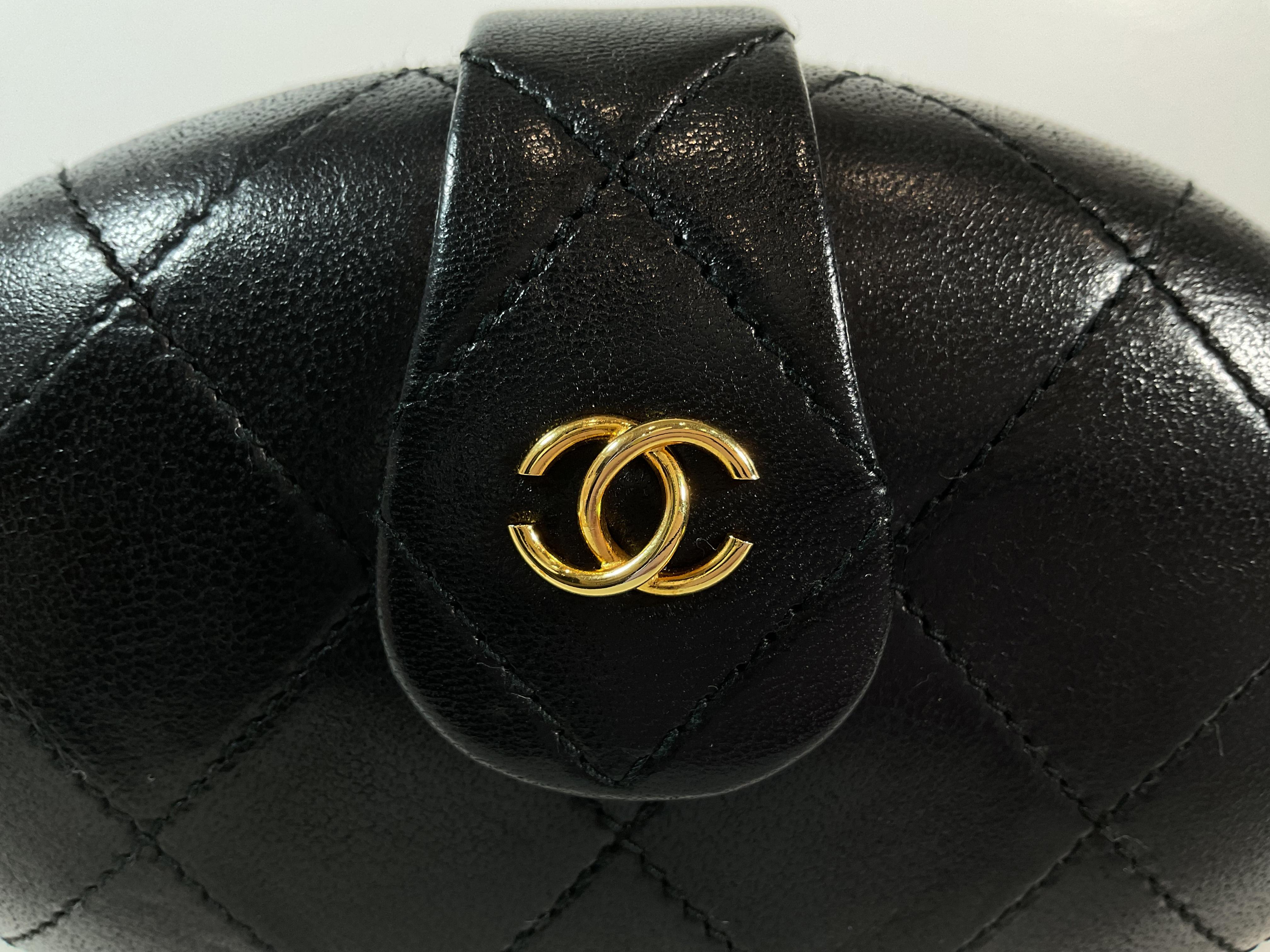 CHANEL Vintage Black Quilted Lambskin Oval Clutch w/ Logo Tassel For Sale 5