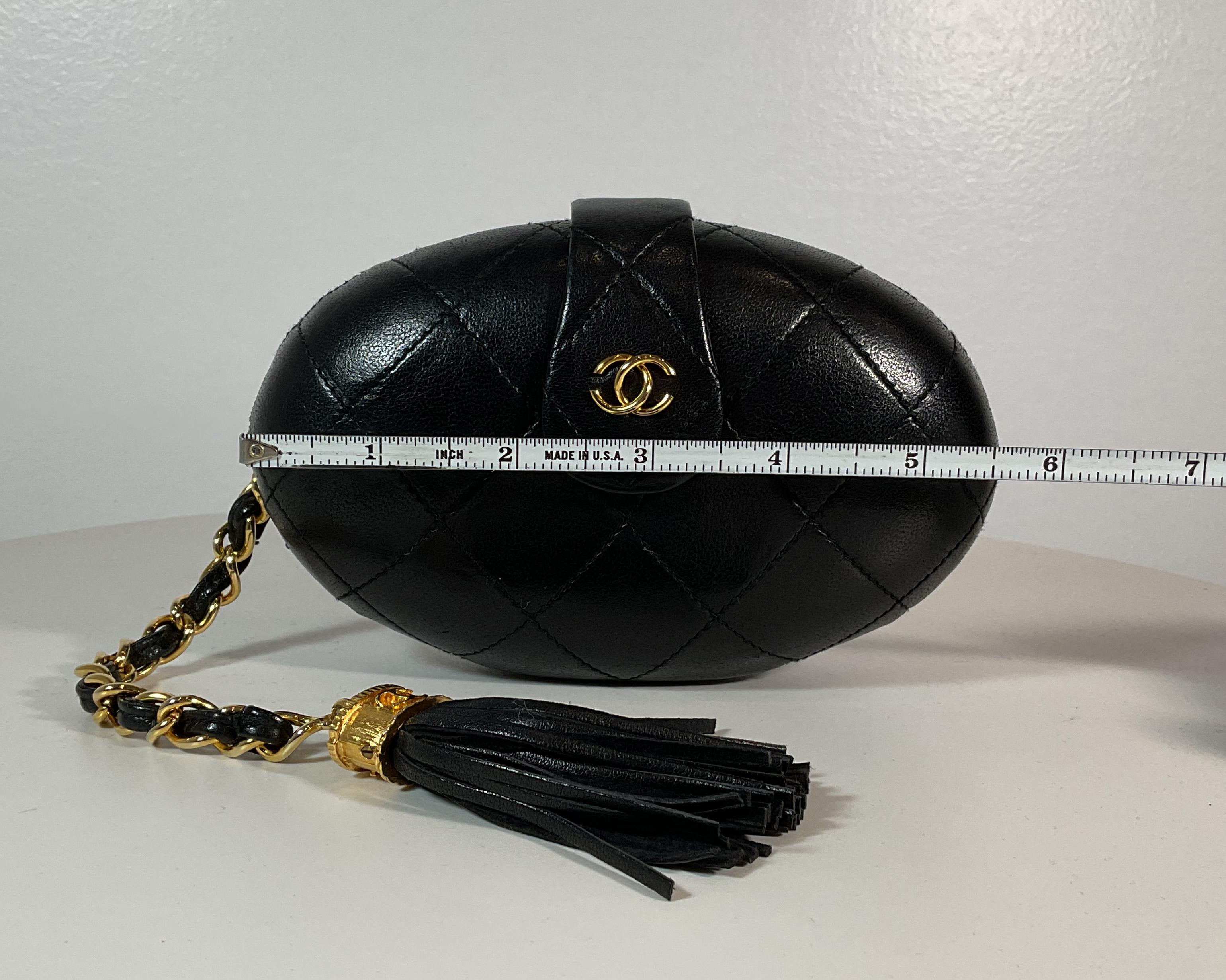 CHANEL Vintage Black Quilted Lambskin Oval Clutch w/ Logo Tassel In Excellent Condition For Sale In Los Angeles, CA