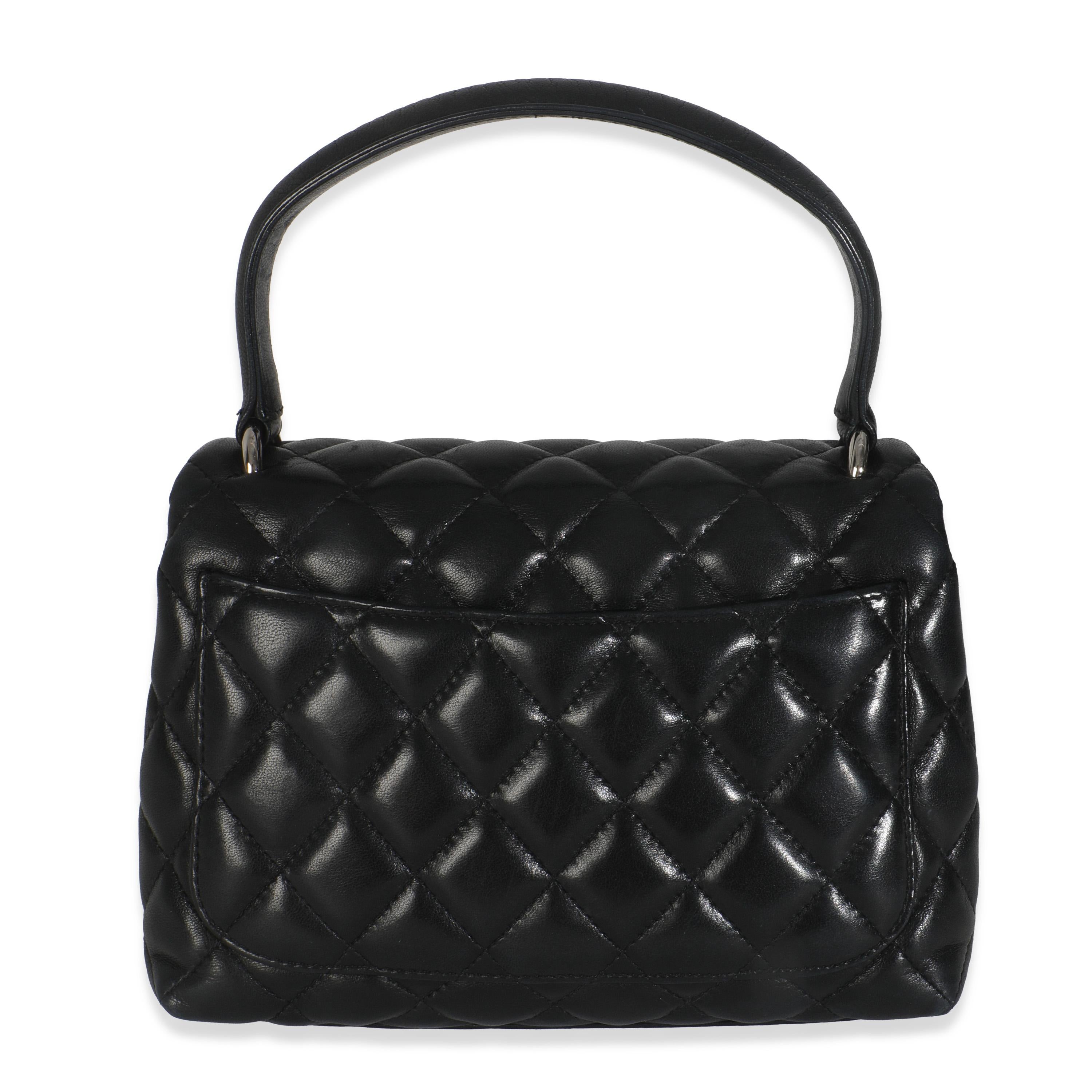 Titre du listing : Chanel Vintage Black Quilted Lambskin Small Kelly Flap Bag
SKU : 146587
Condit : Usagé 
Description de l'état : Un classique intemporel qui ne se démode jamais, le sac à rabat de Chanel date de 1955 et a connu un certain nombre de
