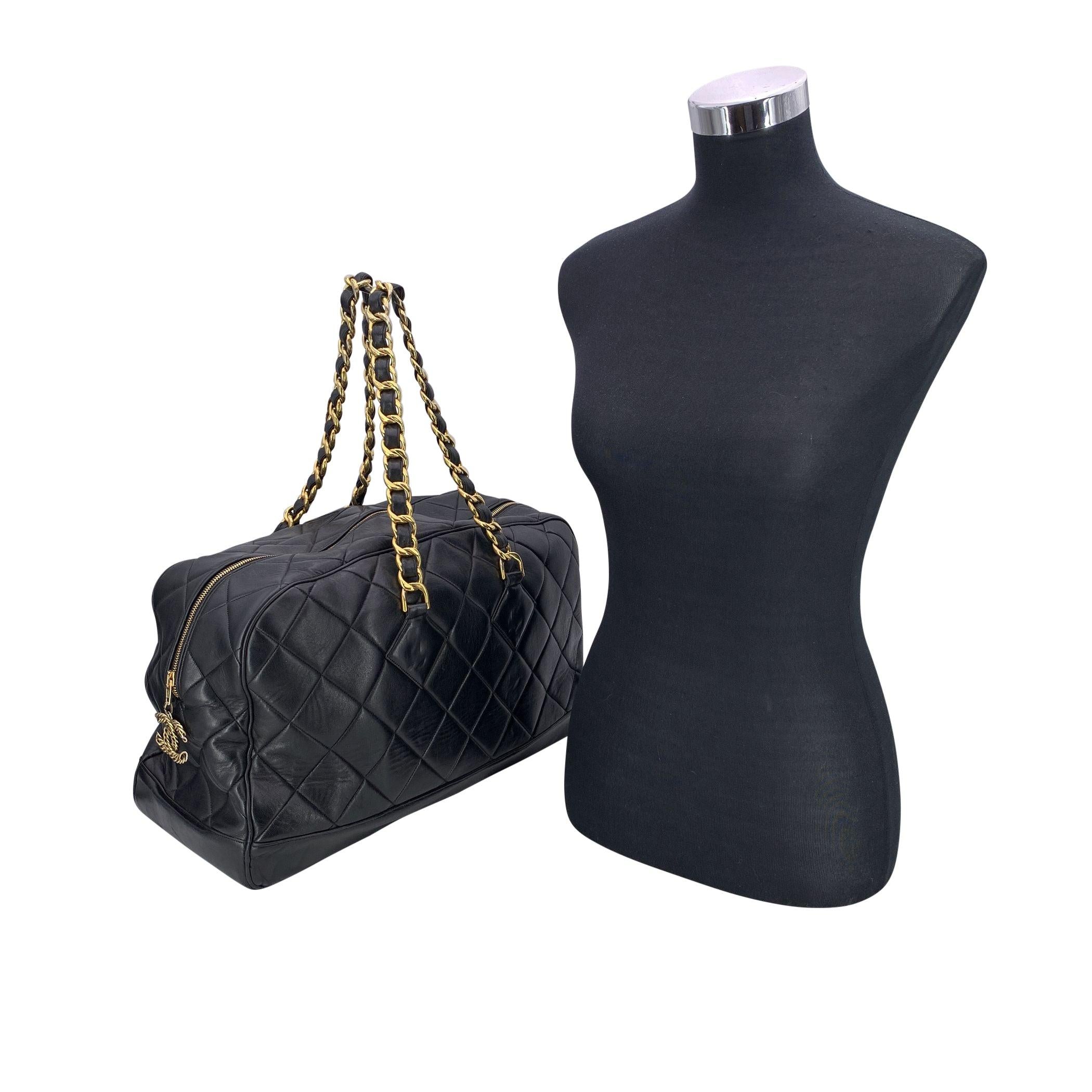 Dieser schöne Artikel wird mit einem Echtheitszertifikat von Entrupy geliefert. Das Zertifikat wird ohne weitere Kosten zur Verfügung gestellt Seltene und prächtige große Chanel Weekender-Tasche aus der Kollektion der 1990er Jahre. Sie ist aus