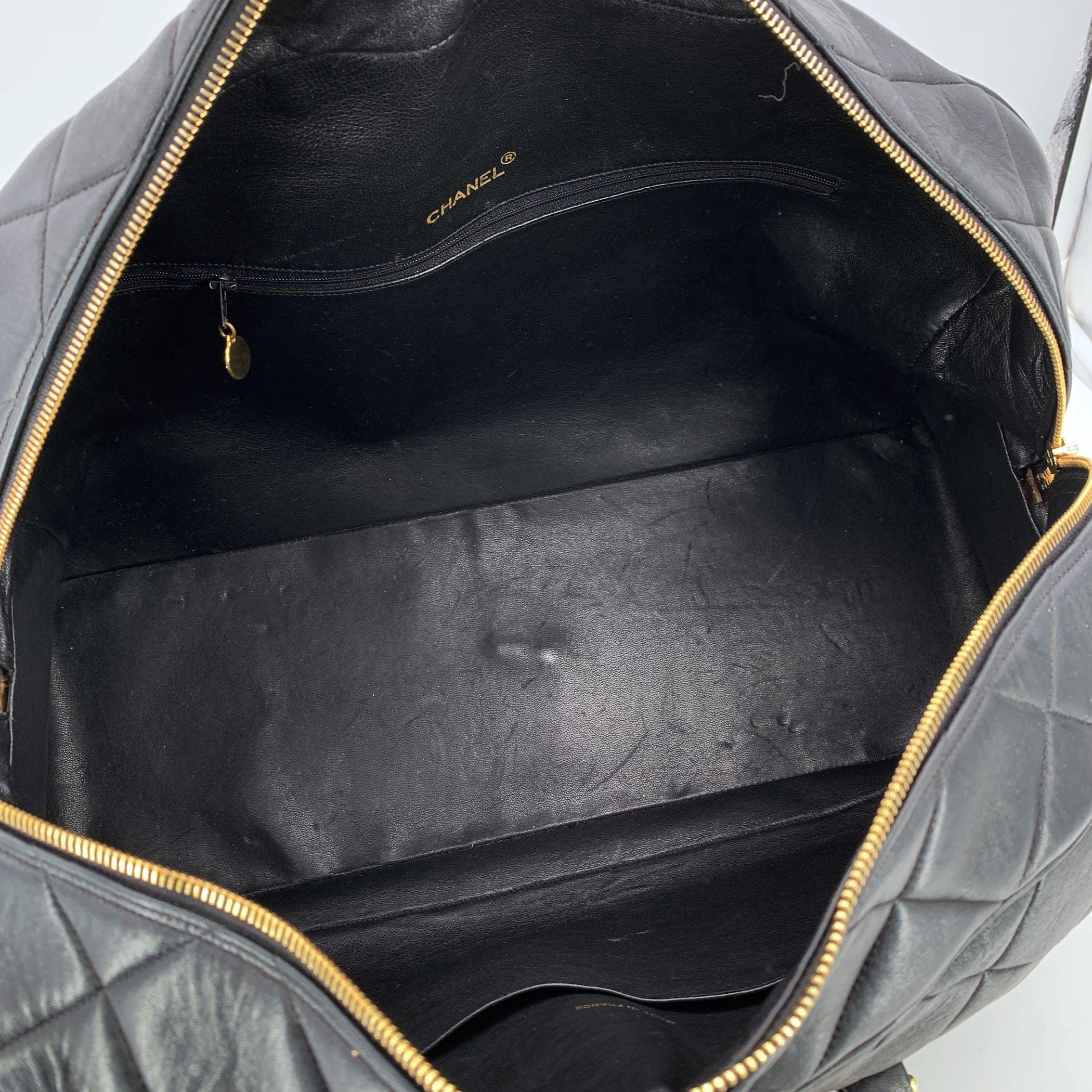 Chanel Vintage Schwarz Gesteppt Leder Bowler Reise Weekender Tasche im Angebot 1