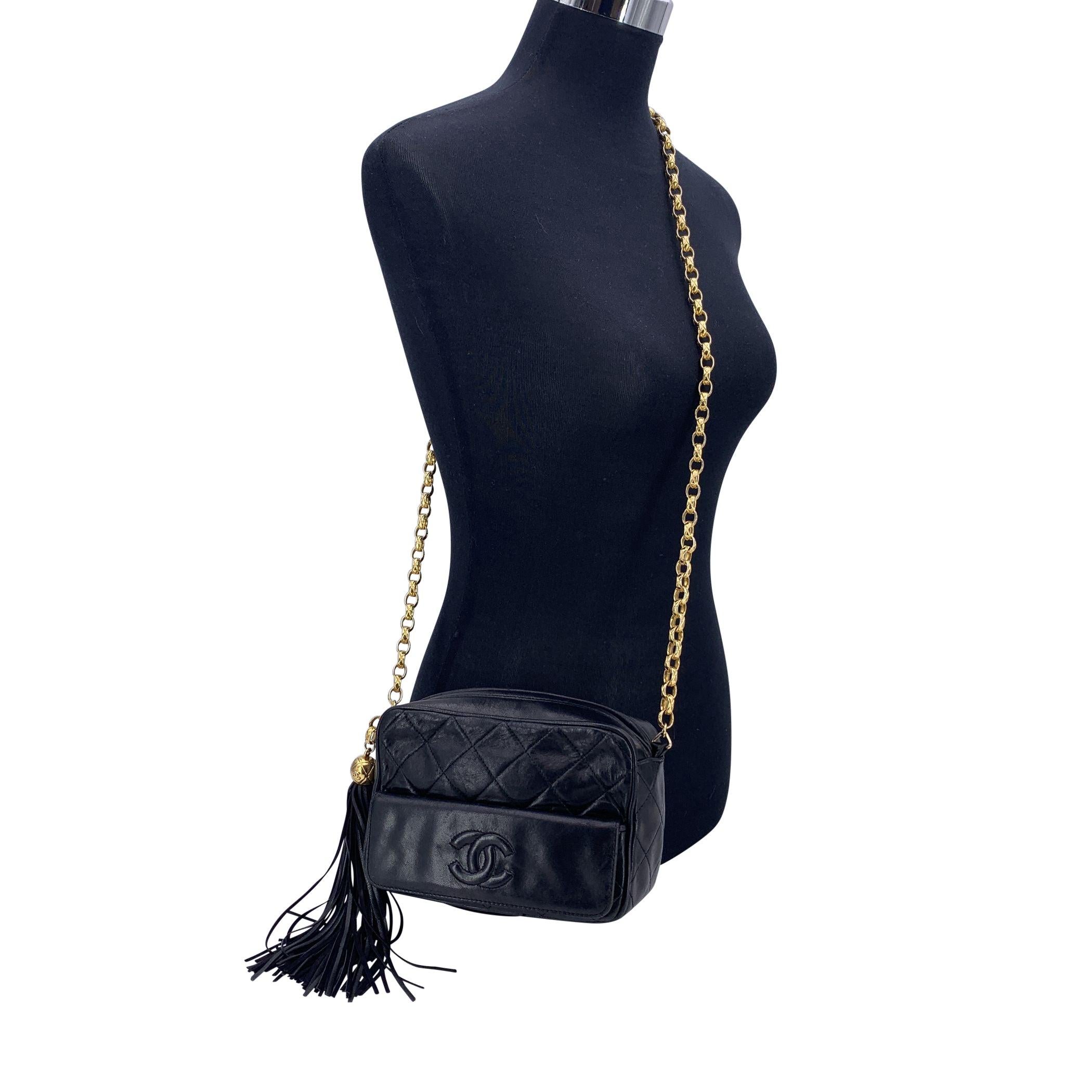 Ce magnifique objet est accompagné d'un certificat d'authenticité fourni par Entrupy. Le certificat sera fourni sans frais supplémentaires Un classique de l'âge d'or de Chanel, ce sac d'appareil photo vintage date d'environ 1994-1996 et incarne