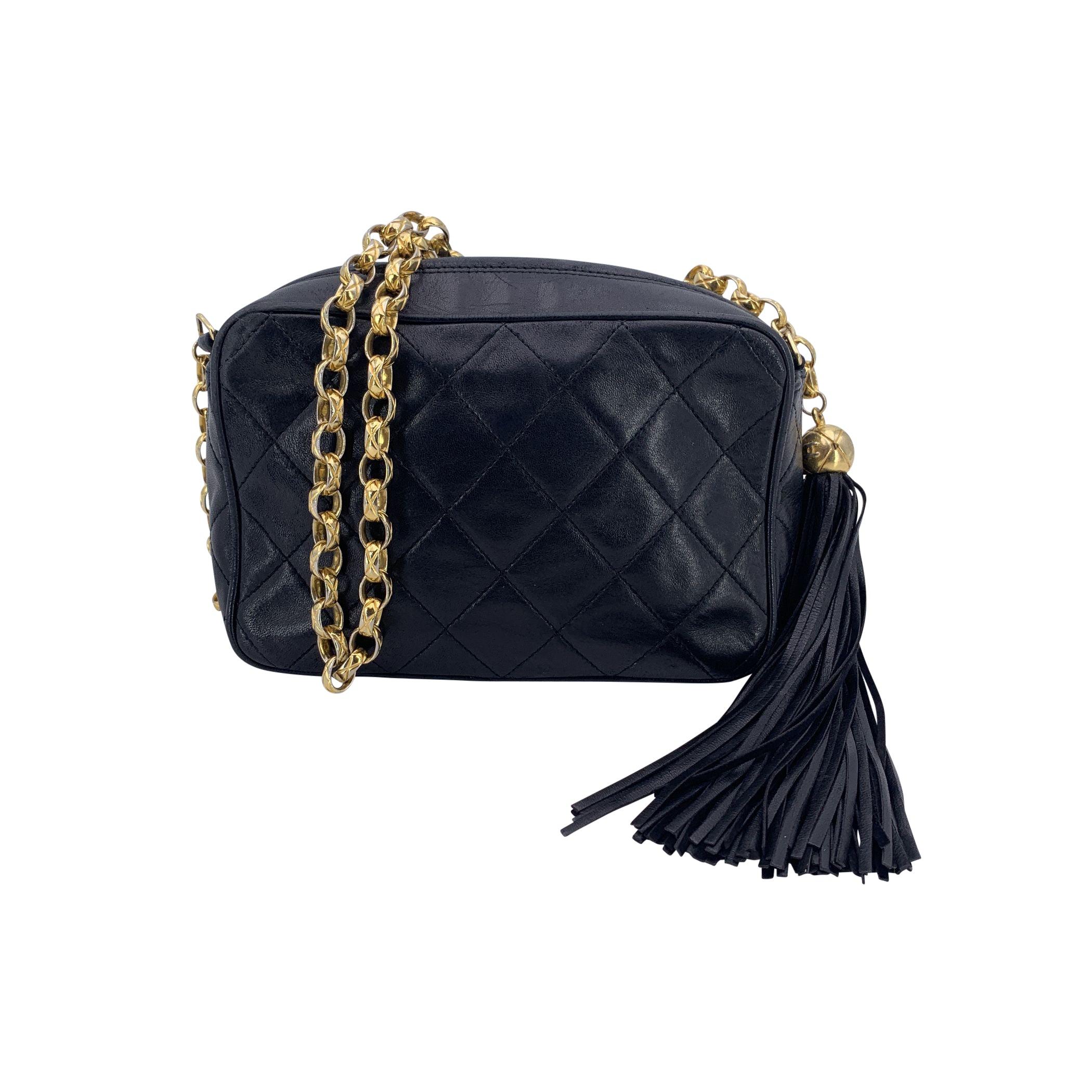 Noir Chanel Vintage - Sac à bandoulière en cuir matelassé à pompon pour appareil photo en vente