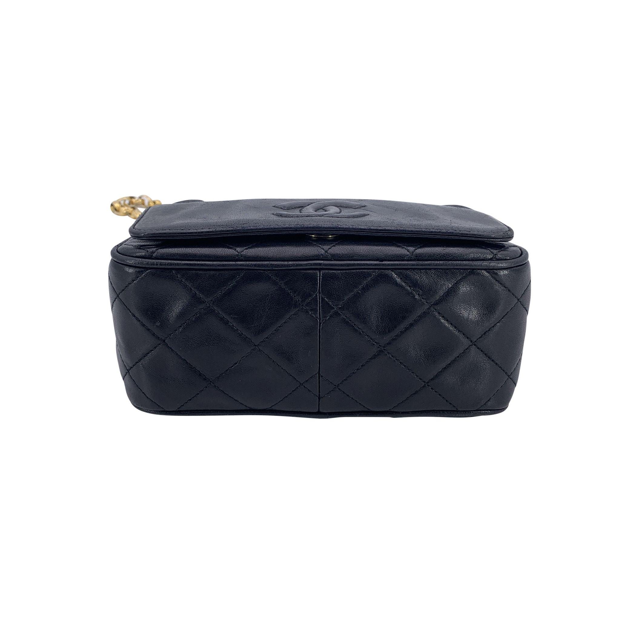 Chanel Vintage - Sac à bandoulière en cuir matelassé à pompon pour appareil photo Bon état - En vente à Rome, Rome