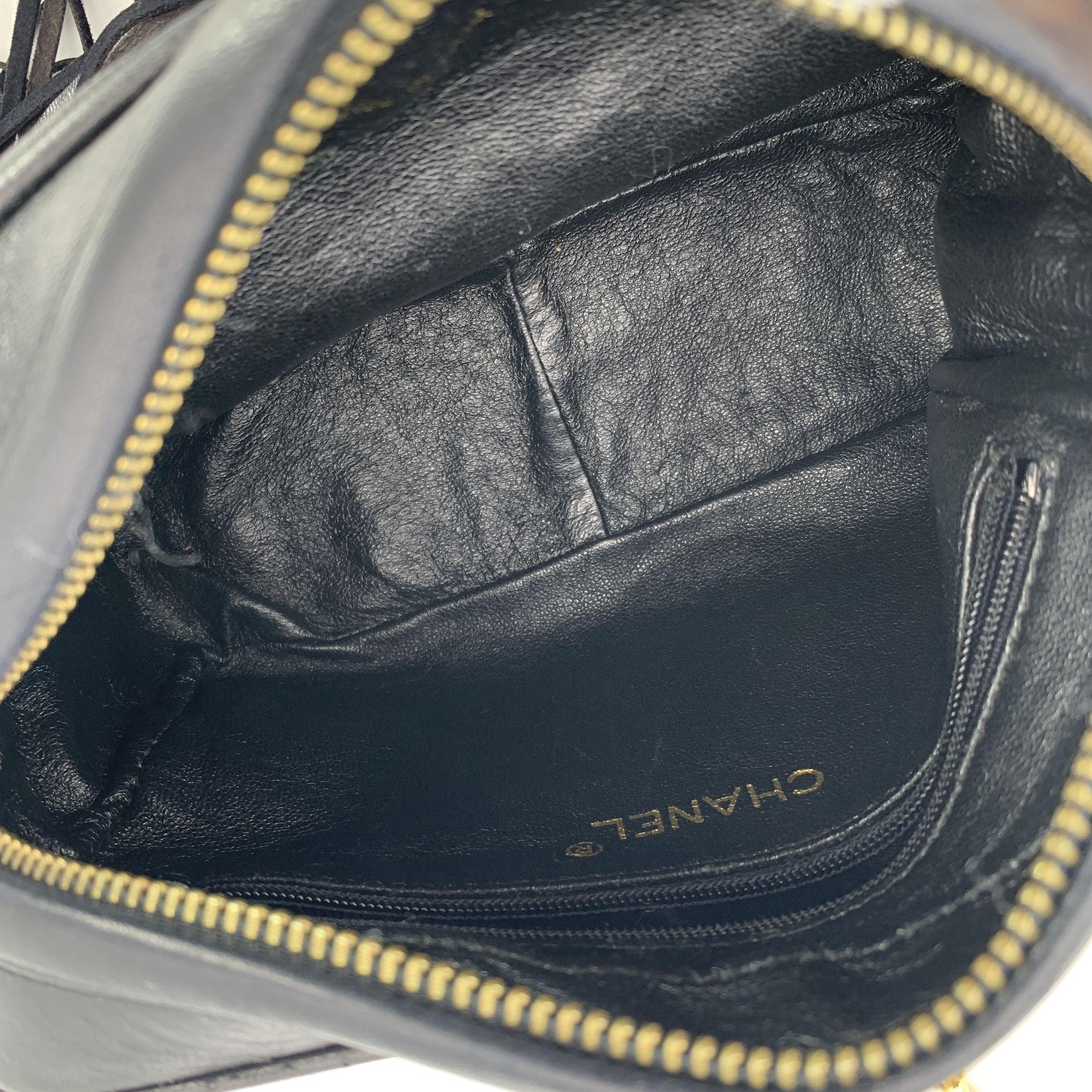 Chanel Vintage - Sac à bandoulière en cuir matelassé à pompon pour appareil photo Pour femmes en vente