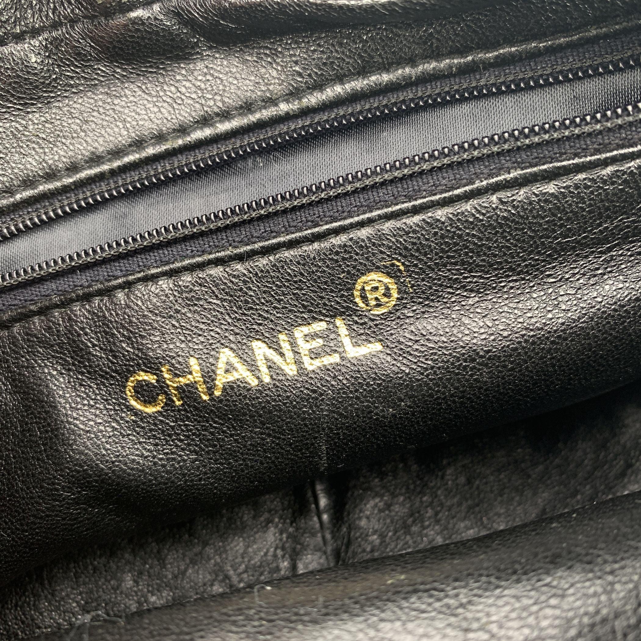 Chanel Vintage - Sac à bandoulière en cuir matelassé à pompon pour appareil photo en vente 1