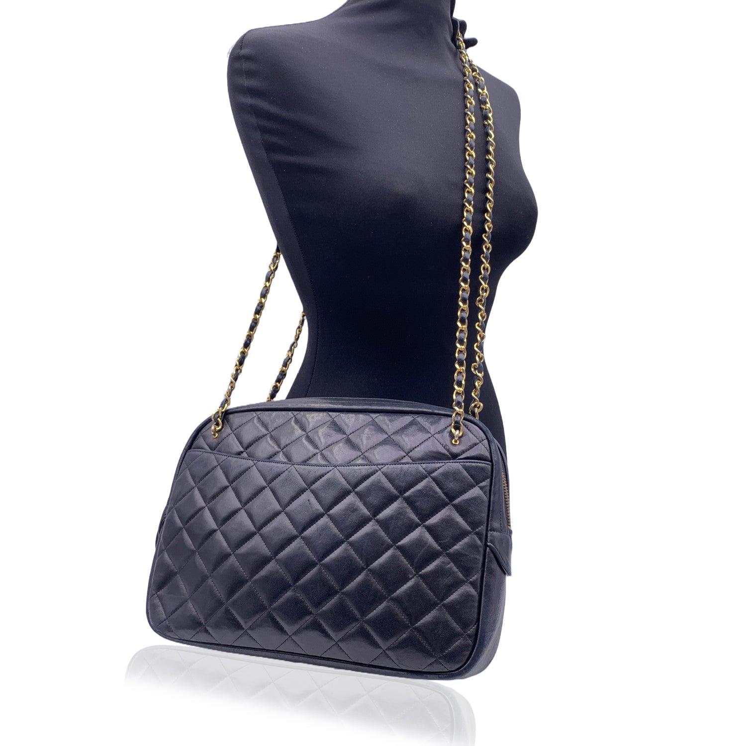 Vintage Chanel Gesteppte 'Camera Bag' Umhängetasche in schwarzer Farbe von 1991 circa. Mit oberem Reißverschluss, CC - CHANEL Logo-Reißverschluss, offenem Fach auf der Vorder- und Rückseite und goldenen Metallkettenriemen mit eingewebtem Leder.
