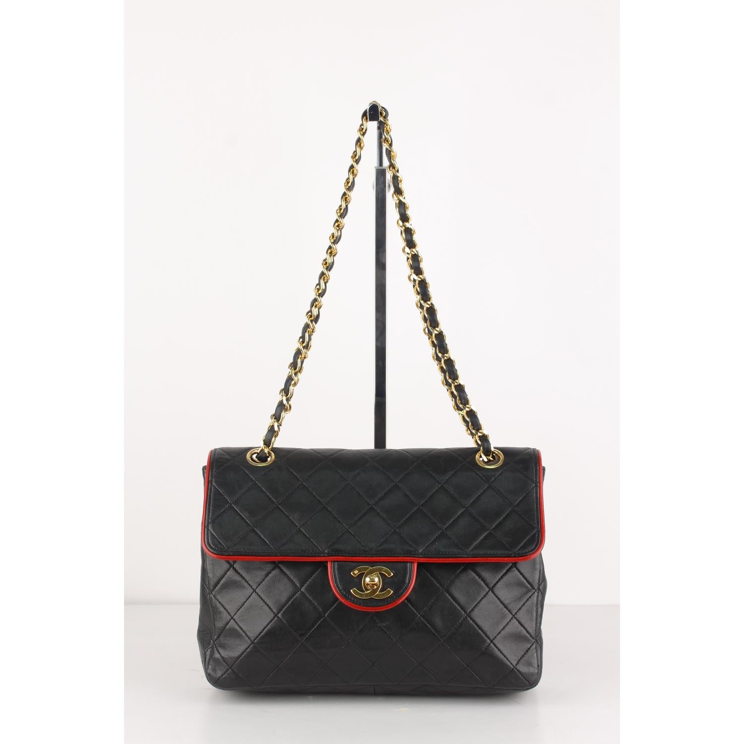 Chanel Vintage Black Quilted Leather Shoulder Bag with Contrast Trim

Material : Leather
Color : Black
Model : Shoulder Bag
Gender : Women
Country of Manufacture : France
Size : Medium

Bag Depth : 2.25 inches - 5,7 cm 
Bag Height : 7 inches - 17,8