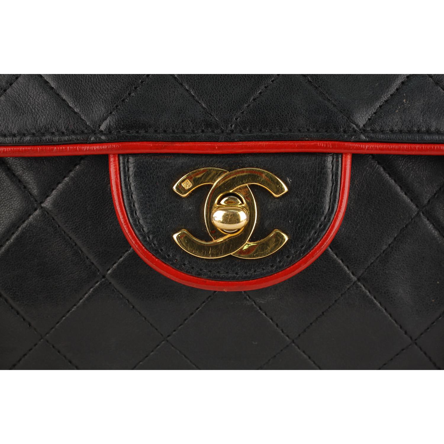 Chanel Vintage Black Quilted Leather Shoulder Bag with Contrast Trim 3