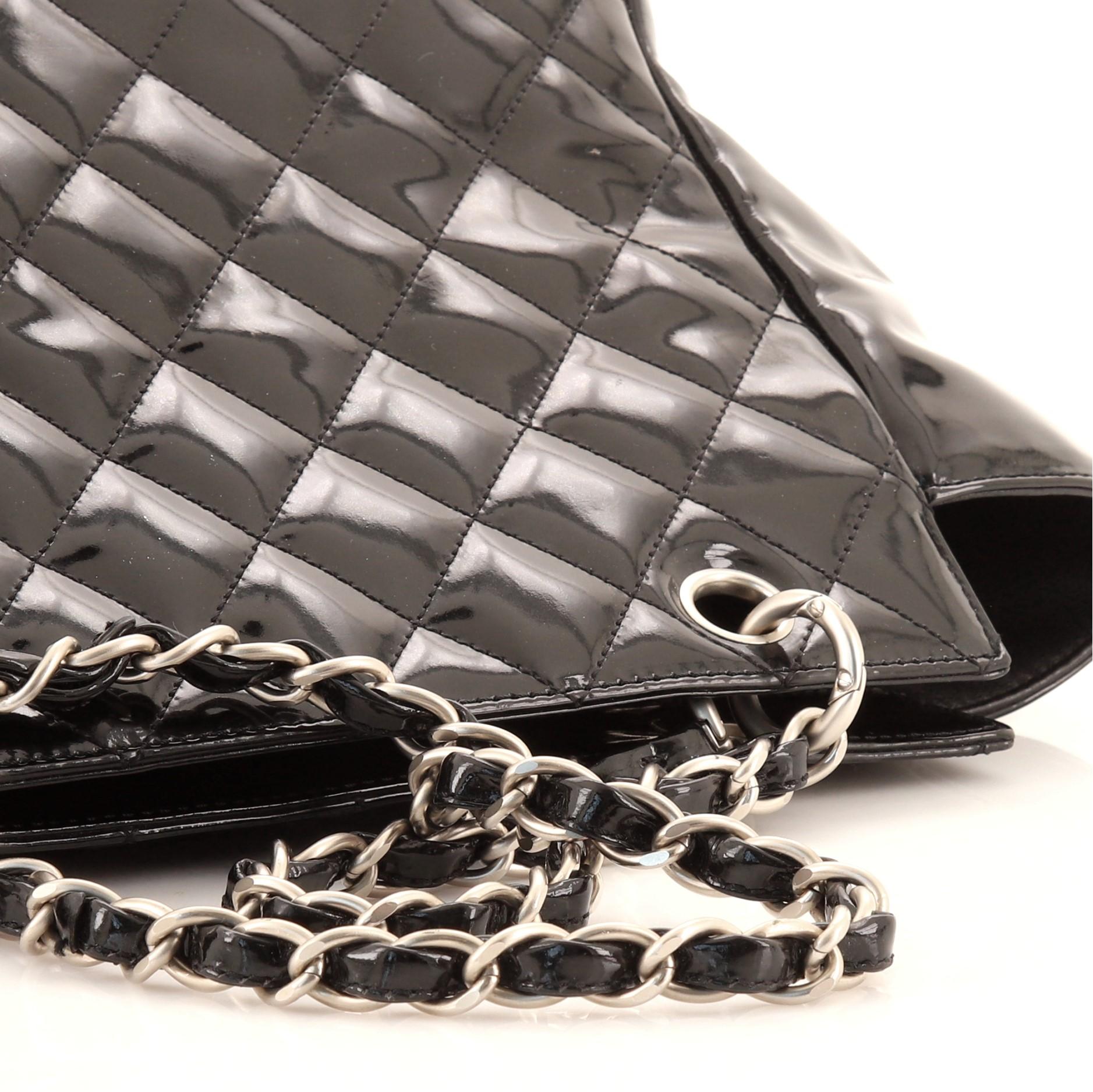 Chanel Vintage Petite Timeless Tote Bag aus schwarzem, glänzendem Lackleder mit CC-Logo auf der Vorderseite, silberfarbener Hardware und zwei offenen Taschen auf der Rückseite des Körpers. Innen ist sie mit schwarzem Leder gefüttert, mit einer