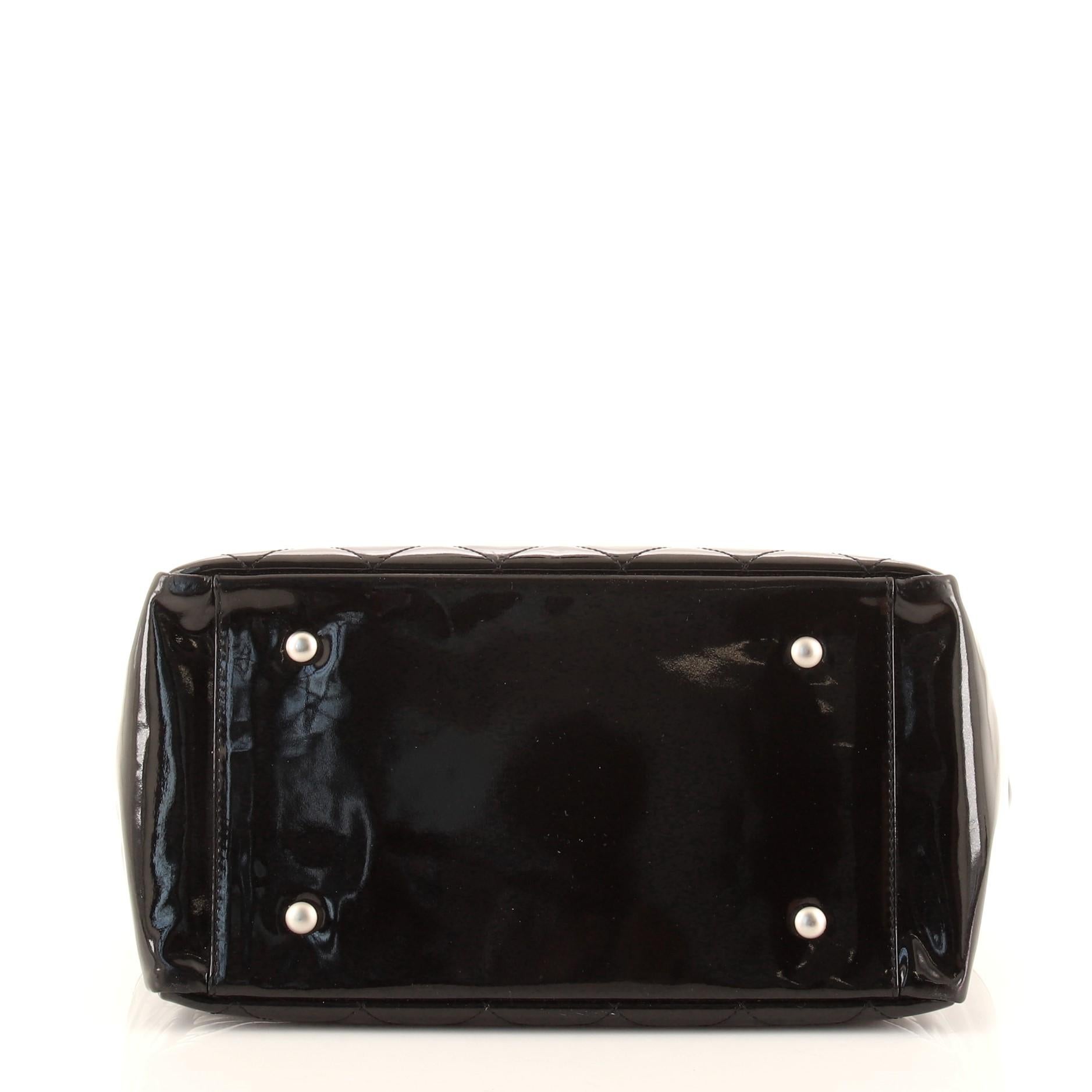 Schwarze zeitlose Chanel Vintage-Tragetasche aus gestepptem Lackleder Damen im Angebot
