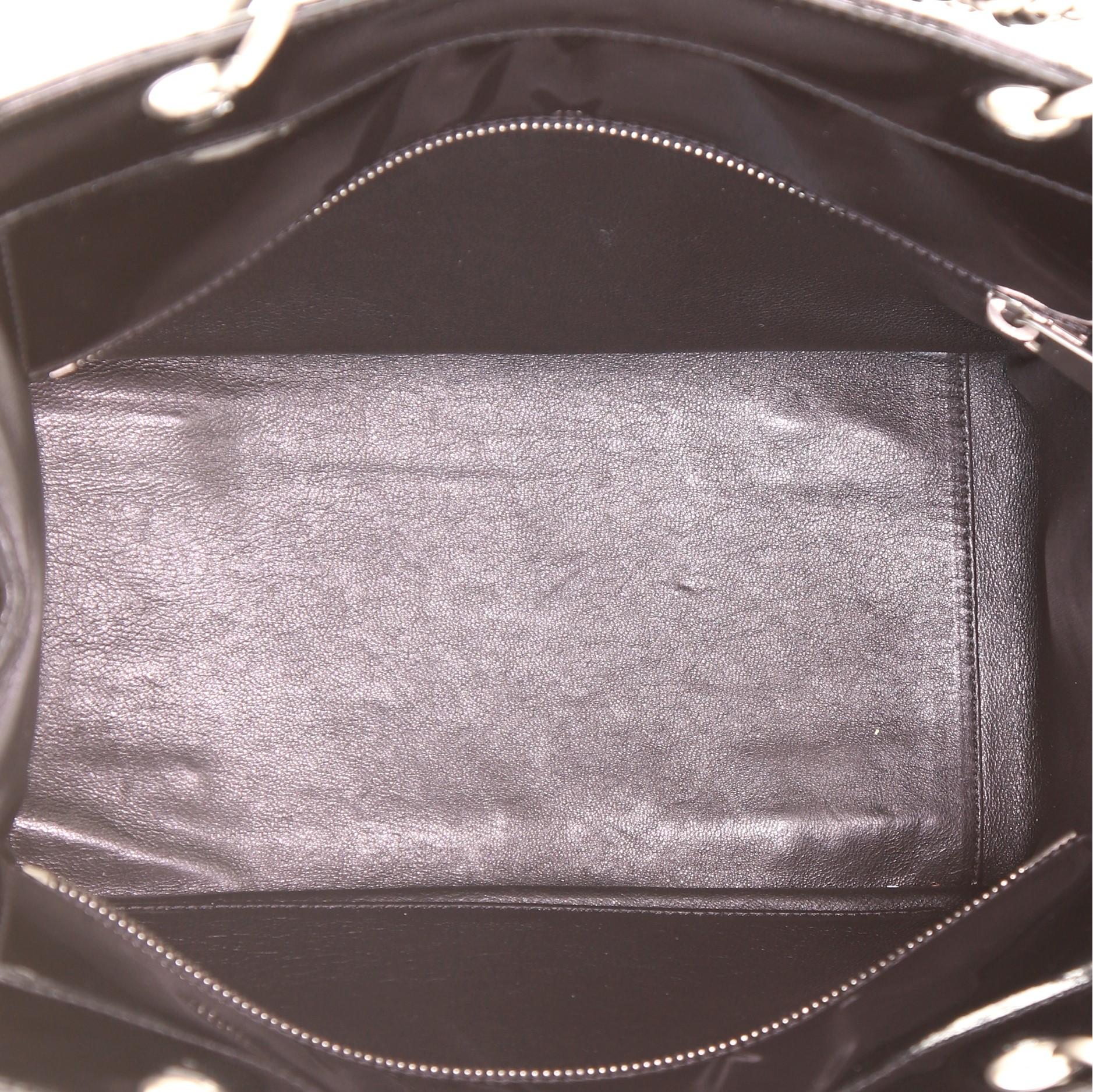 Schwarze zeitlose Chanel Vintage-Tragetasche aus gestepptem Lackleder im Angebot 1