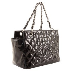 Schwarze zeitlose Chanel Vintage-Tragetasche aus gestepptem Lackleder