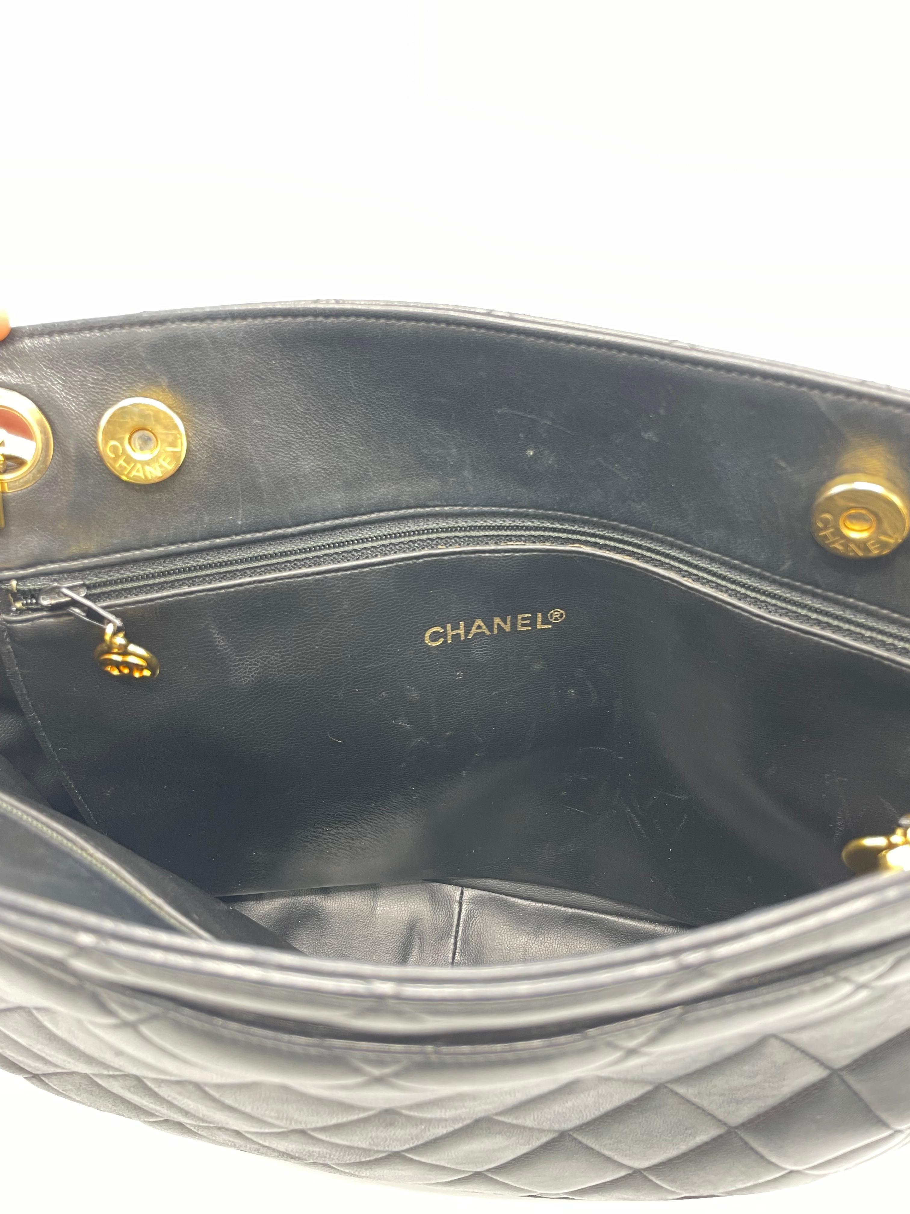 Chanel Vintage Schwarze gesteppte Umhängetasche  im Angebot 9