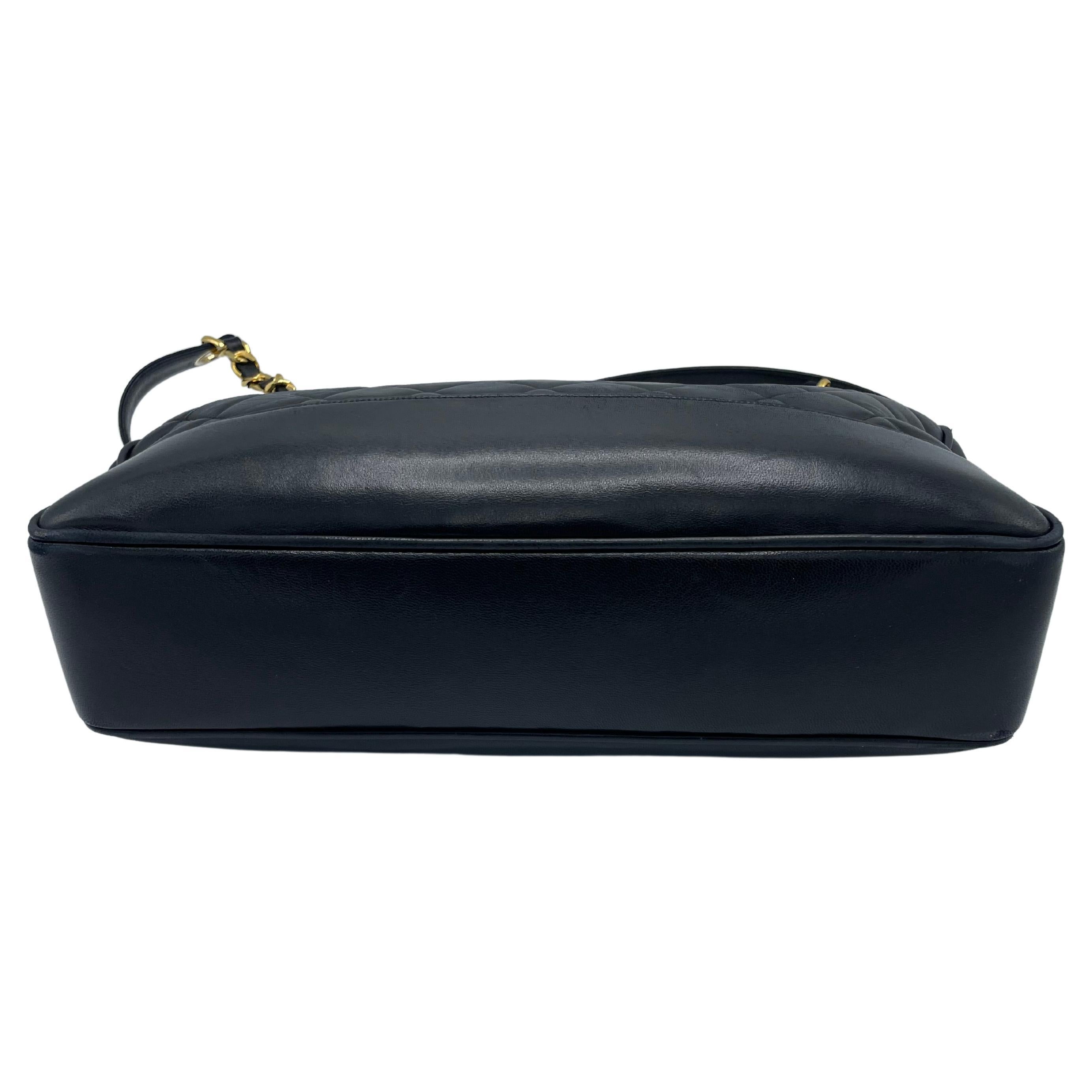 Chanel Vintage Schwarze gesteppte Umhängetasche im Angebot 3