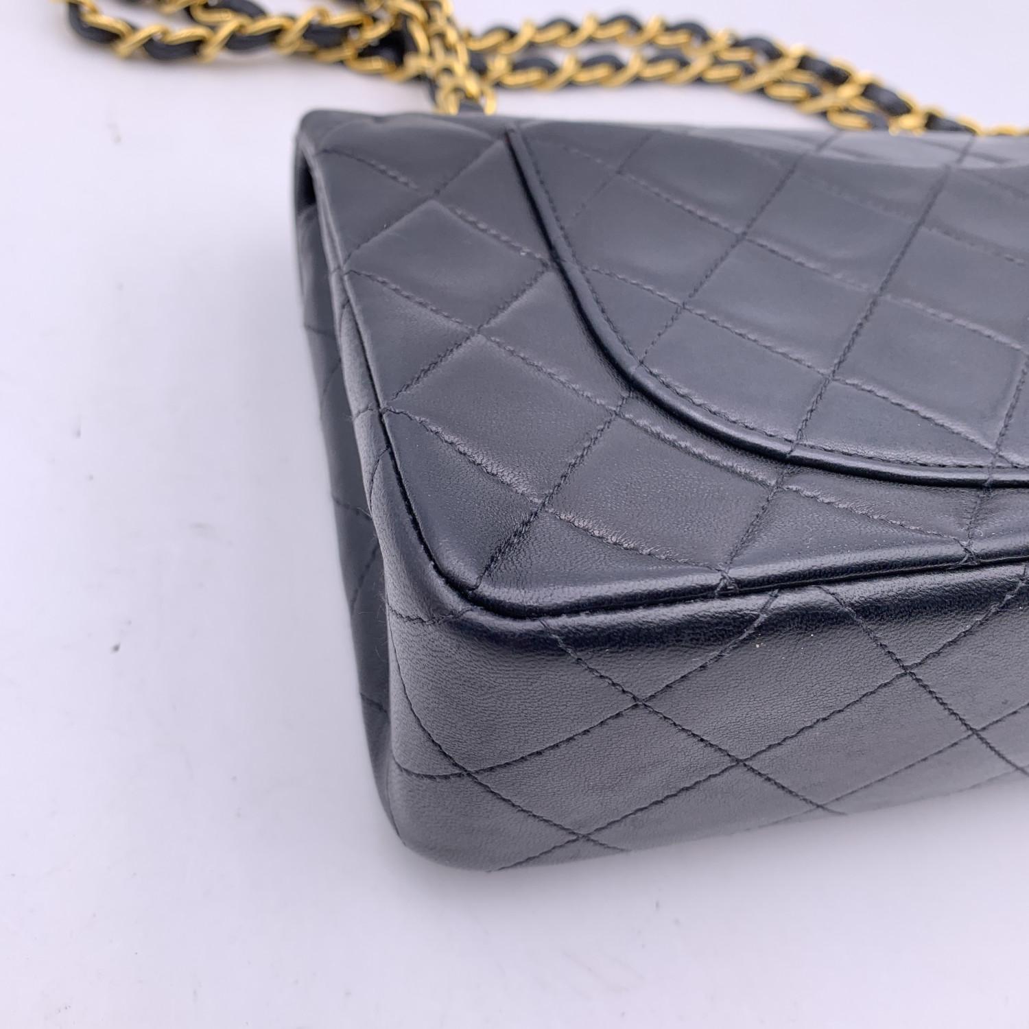Chanel Vintage Schwarz Gesteppt Zeitlos Klassisch Klein 2,55 Tasche 23 cm im Angebot 4