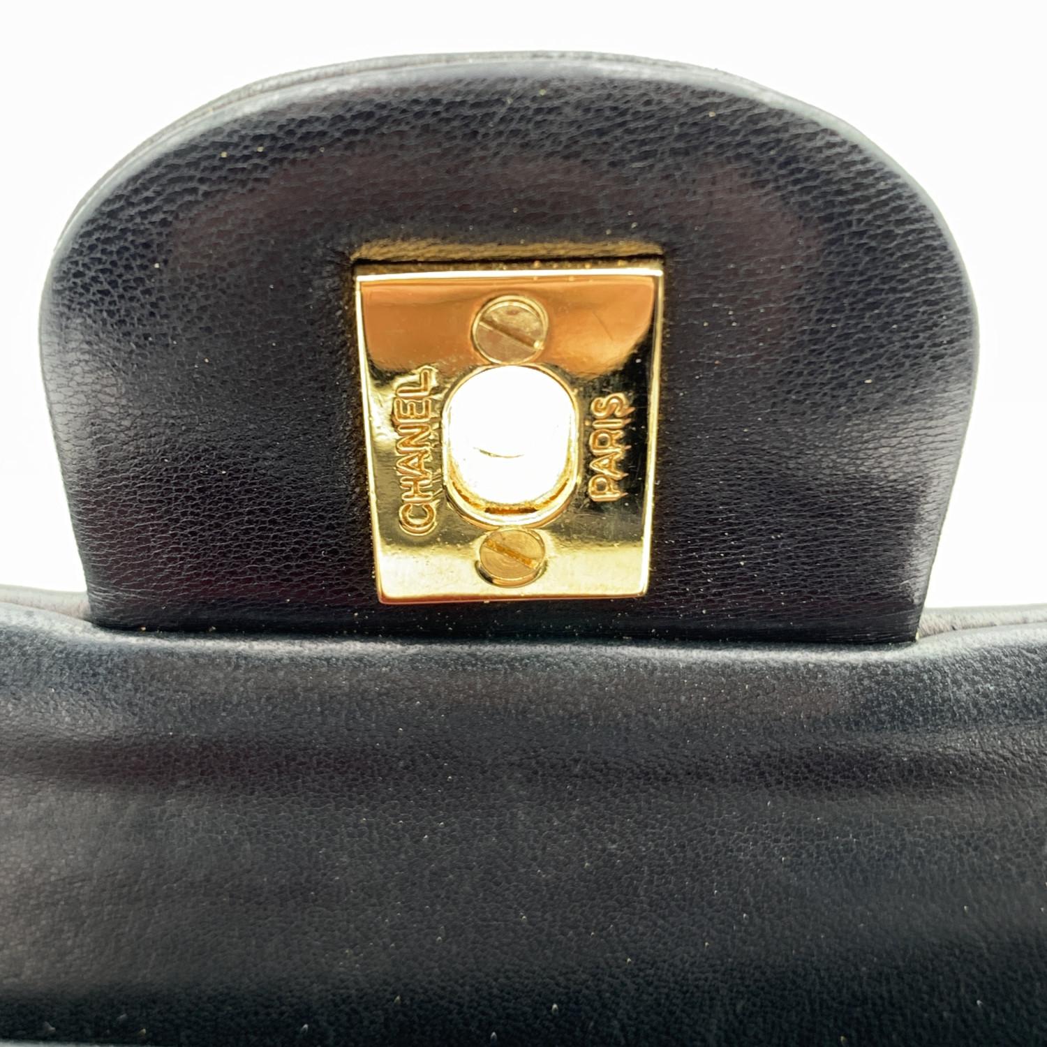 Chanel Vintage noir matelassé Timeless Classic Small 2.55 Bag 23 cm en vente 8