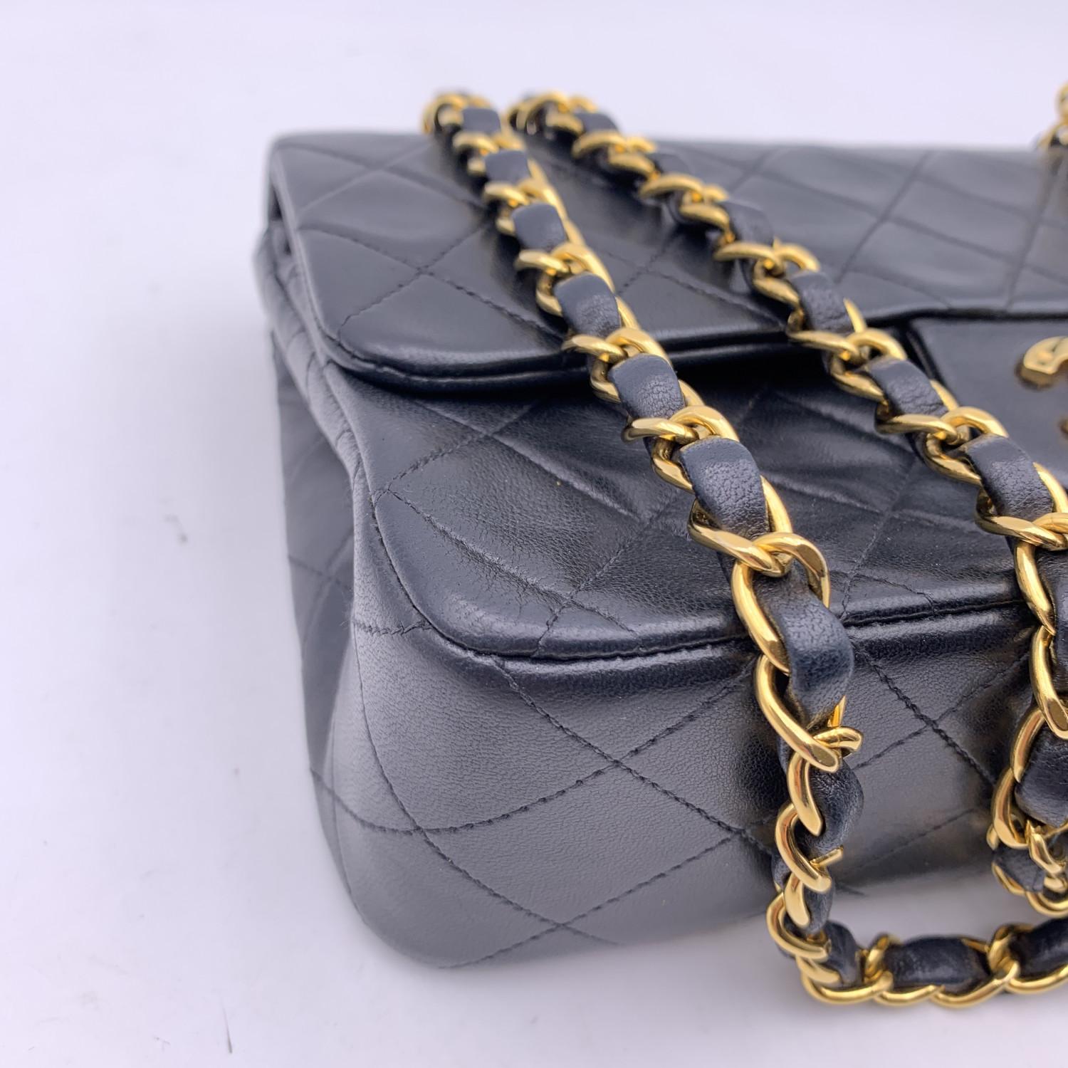 Chanel Vintage Schwarz Gesteppt Zeitlos Klassisch Klein 2,55 Tasche 23 cm im Angebot 2