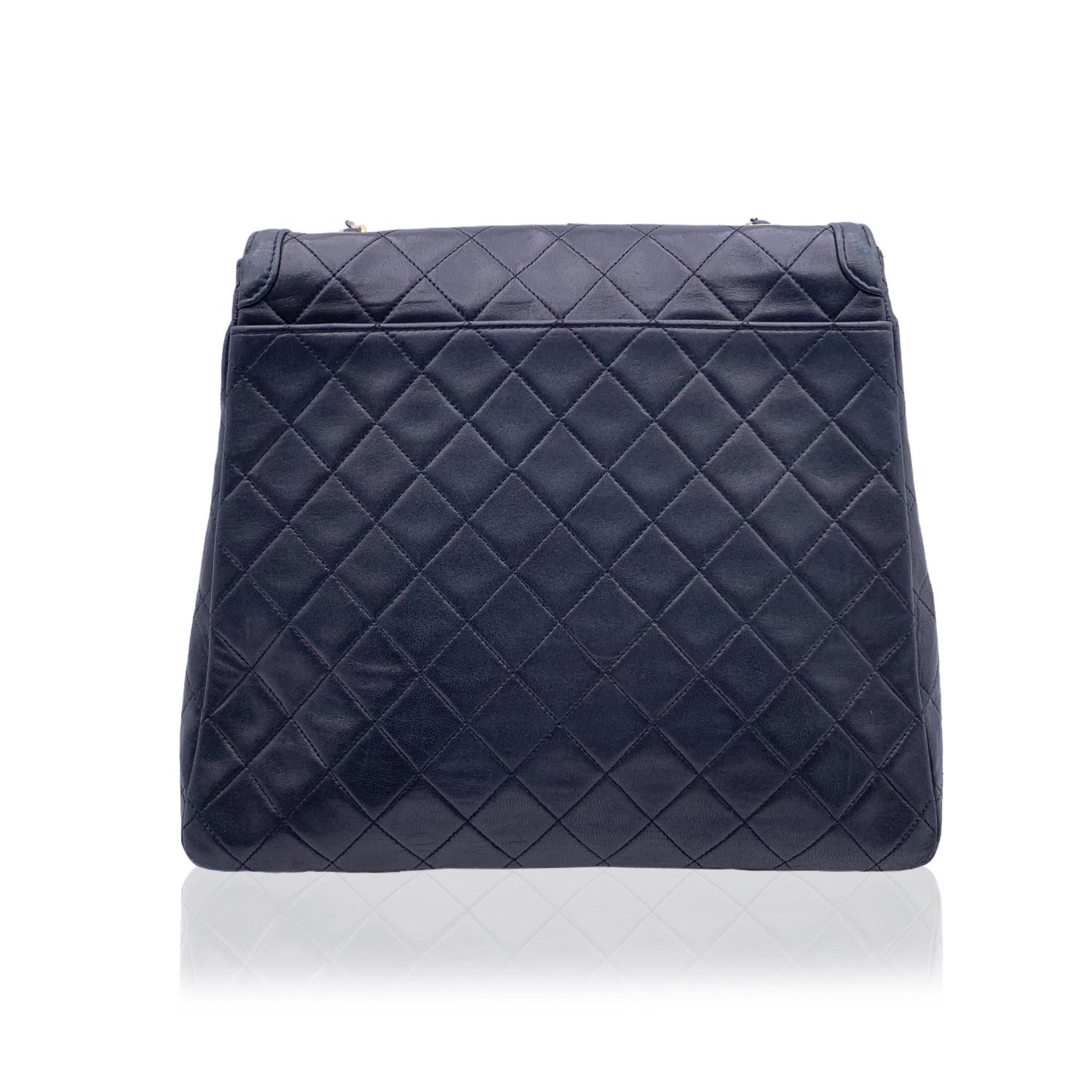Chanel Vintage Black Quilted Trapeze Flap Shoulder Bag with Wallet In Excellent Condition In Rome, Rome
