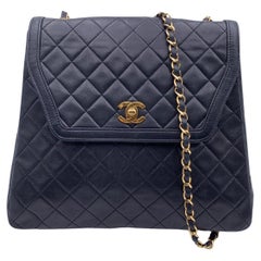 Chanel Vintage Schwarze gesteppte Trapez-Umhängetasche mit Klappe und Brieftasche
