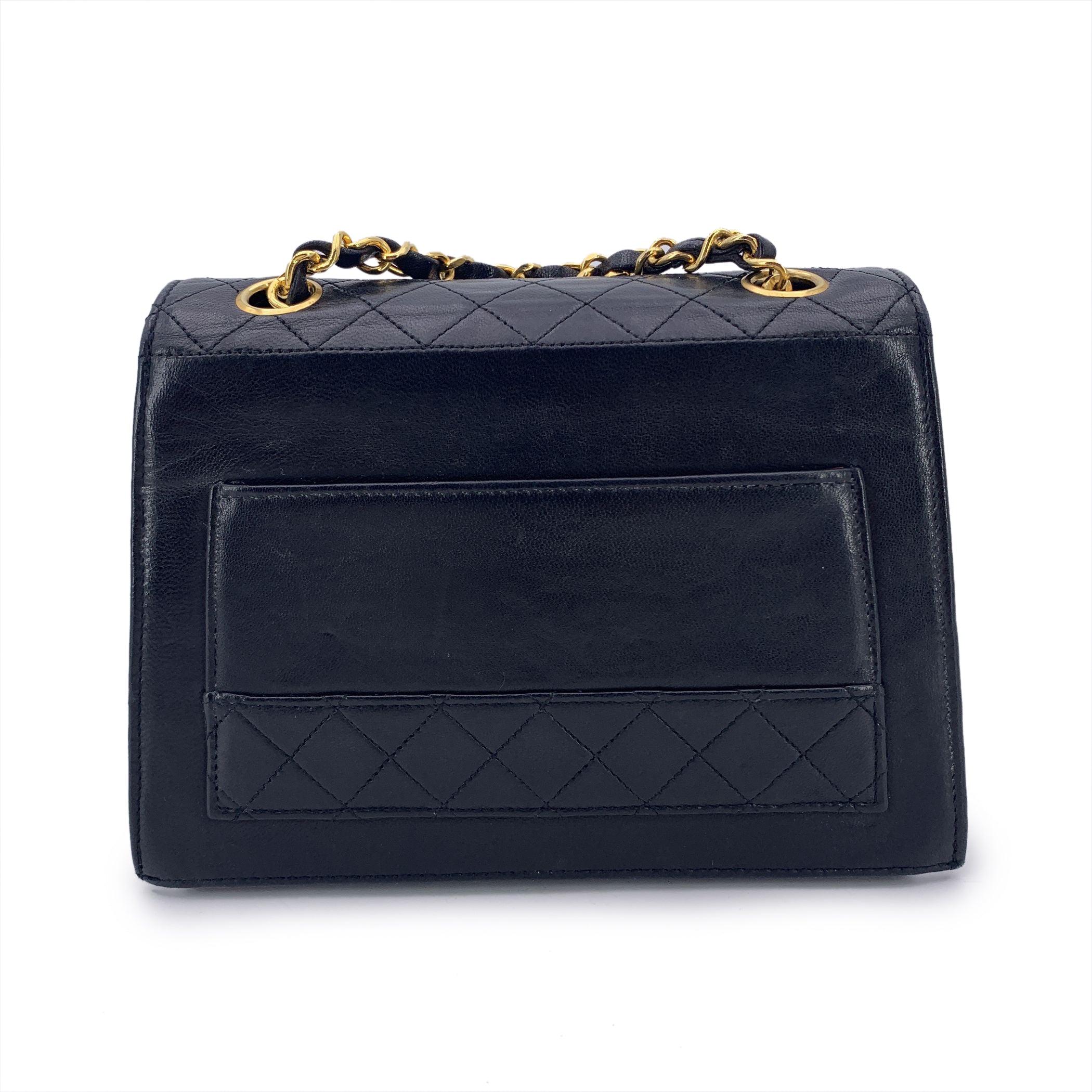 Chanel Vintage Black Quilted Trim Leather Trapeze Crossbody Bag In Good Condition For Sale In Rome, Rome