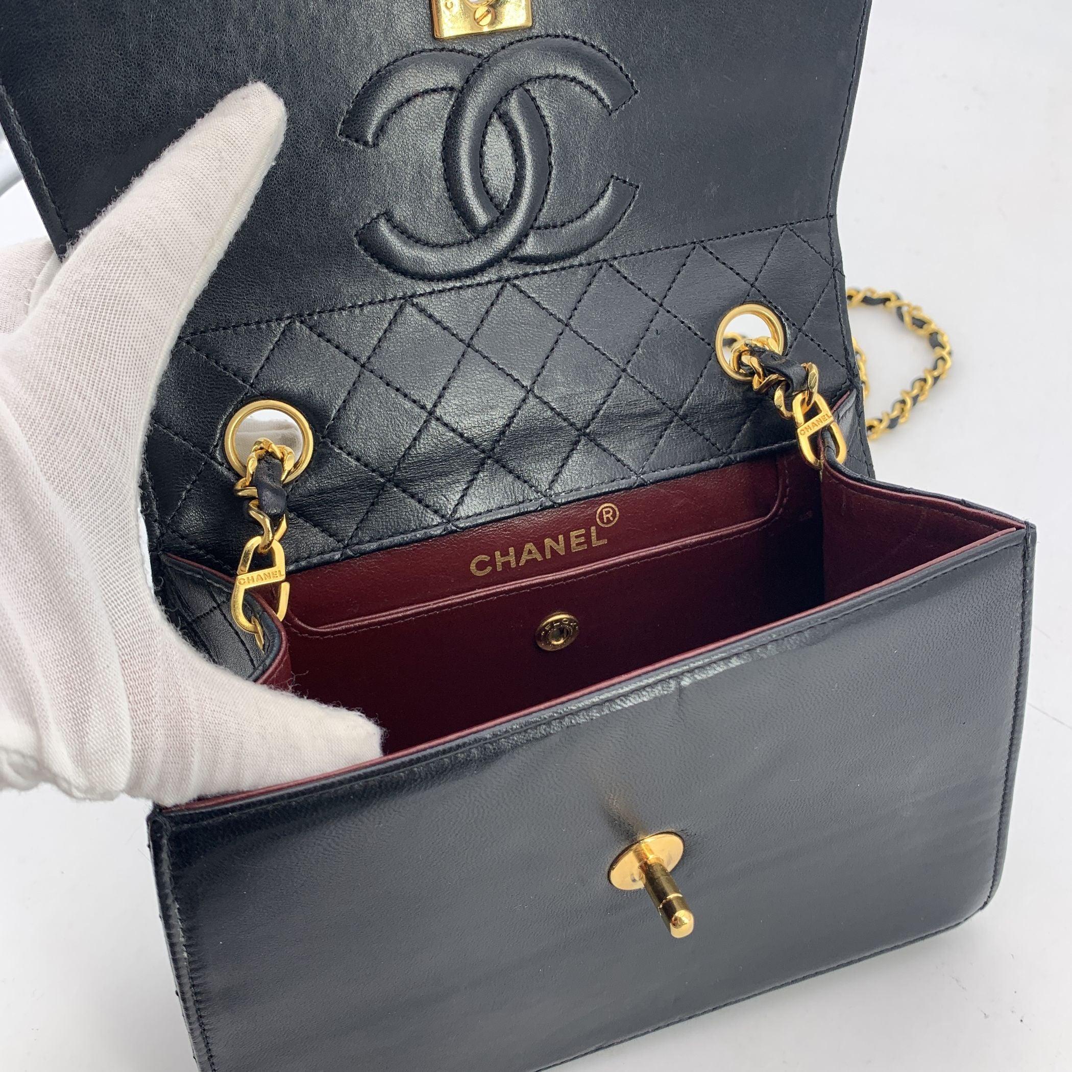 Women's Chanel Vintage Black Quilted Trim Leather Trapeze Crossbody Bag For Sale