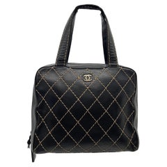 Chanel Vintage Schwarze gesteppte Handtasche mit Wildlederstickerei