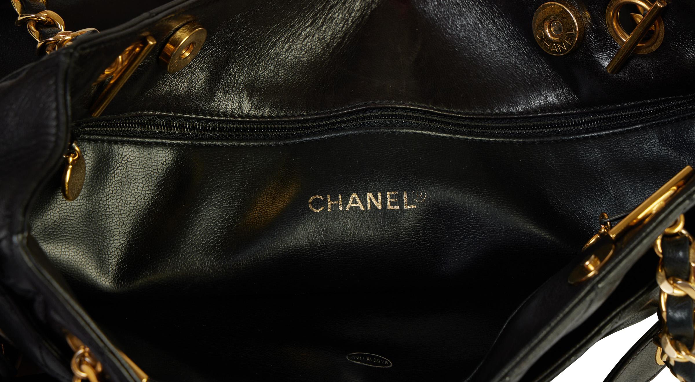 Chanel Vintage Schwarz Gesteppte Reißverschlusstasche im Angebot 1