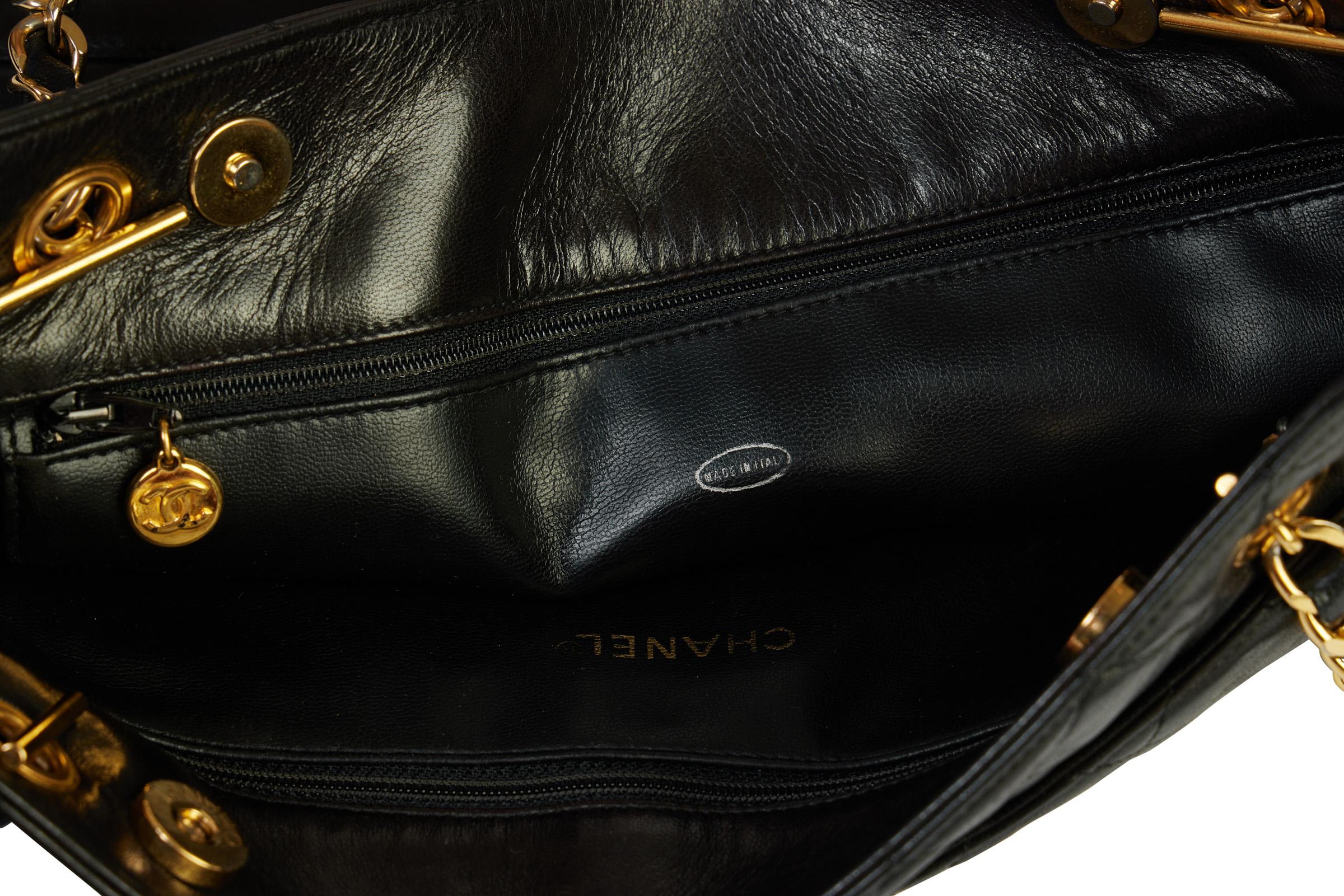 Chanel Vintage Schwarz Gesteppte Reißverschlusstasche im Angebot 2