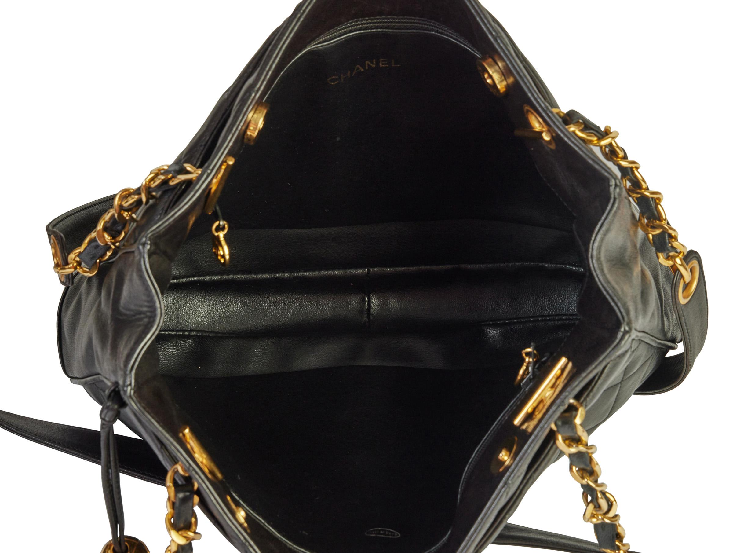 Chanel Vintage Schwarz Gesteppte Reißverschlusstasche im Angebot 3