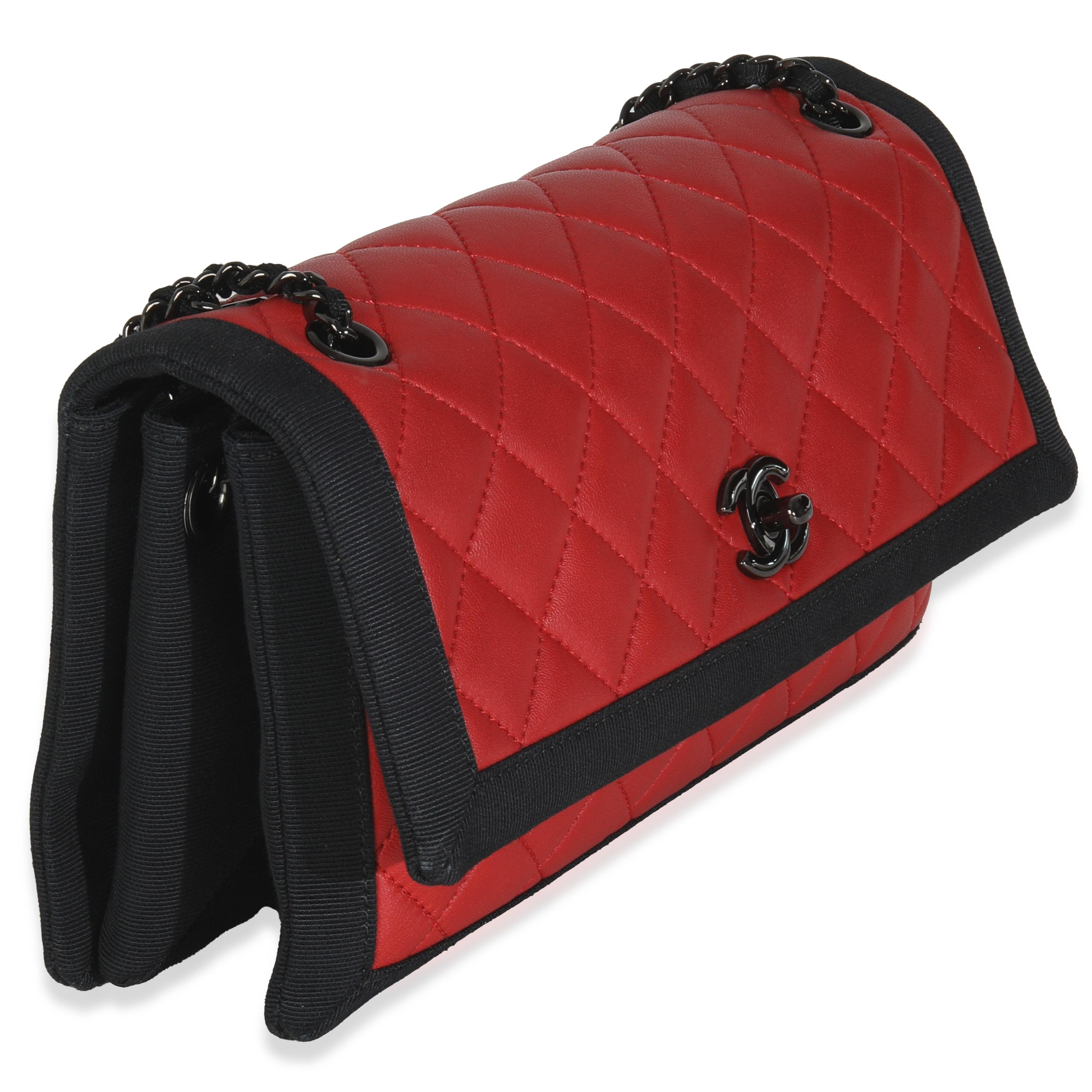 Chanel Vintage Schwarz Rot Gesteppt Lammfell Zwei-Ton-Klappe Tasche im Zustand „Hervorragend“ im Angebot in New York, NY
