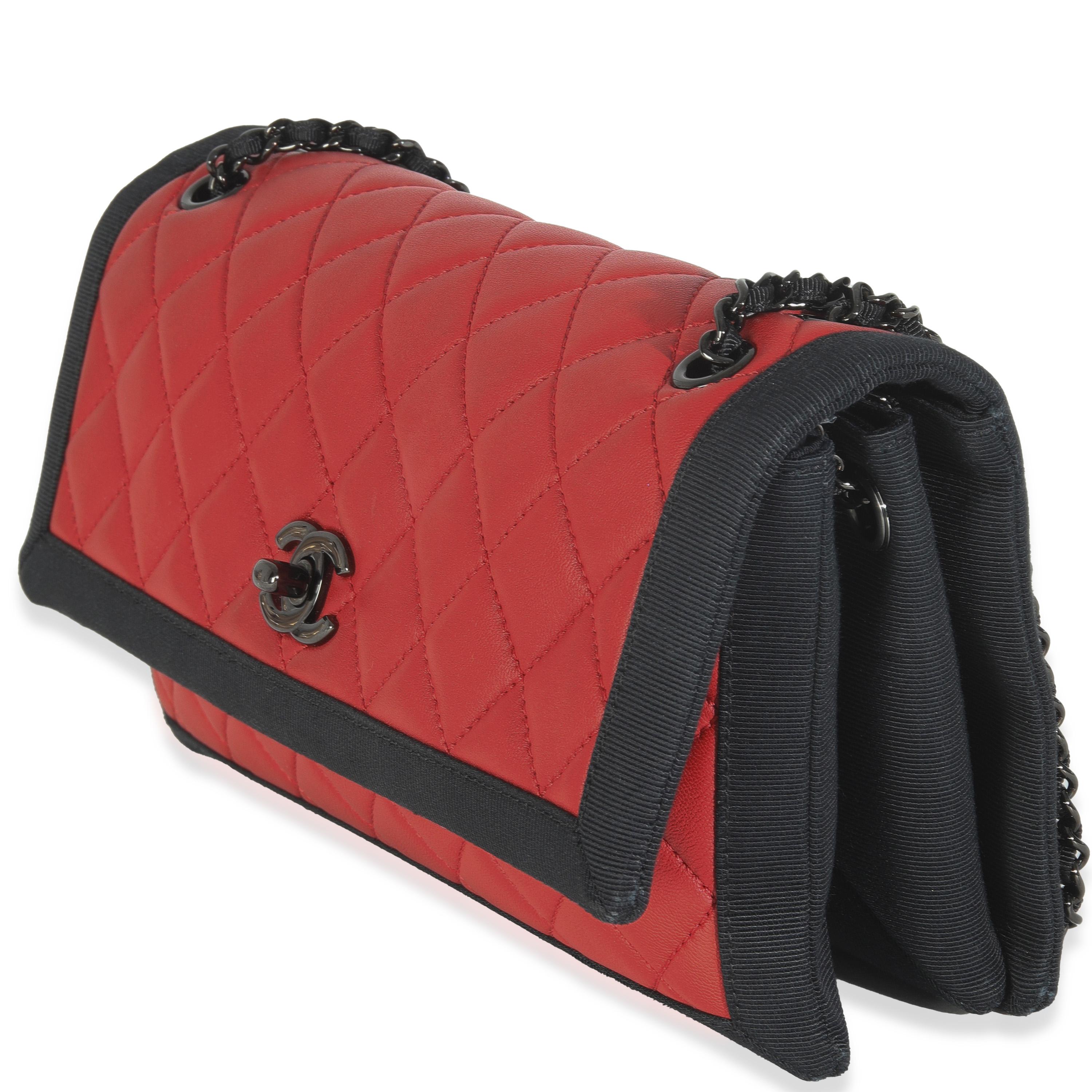 Chanel Vintage Schwarz Rot Gesteppt Lammfell Zwei-Ton-Klappe Tasche für Damen oder Herren im Angebot